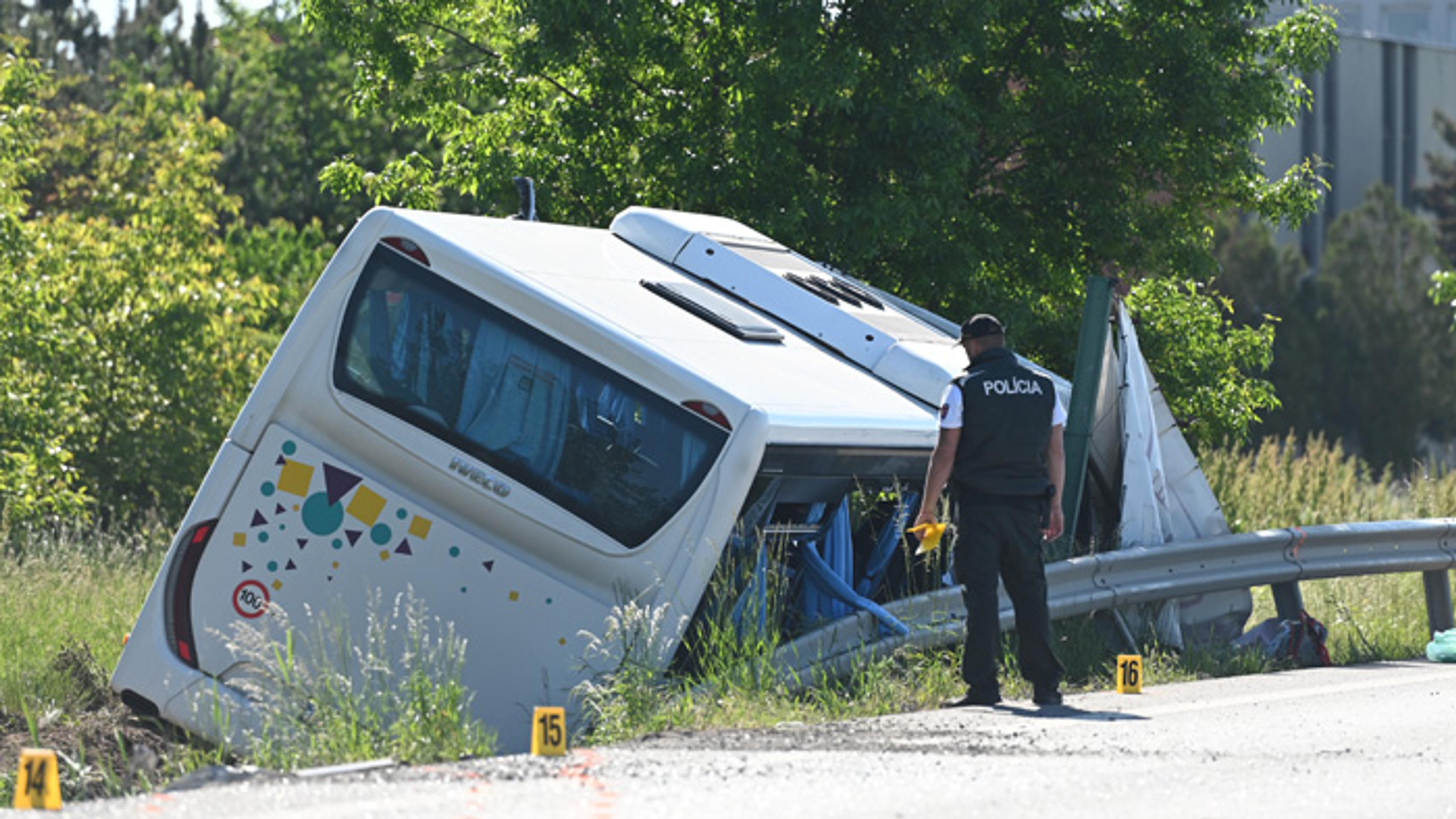Autobus nachádzajúci sa mimo cesty po nehode s kamiónom medzi Sládkovičovom a Galantou.