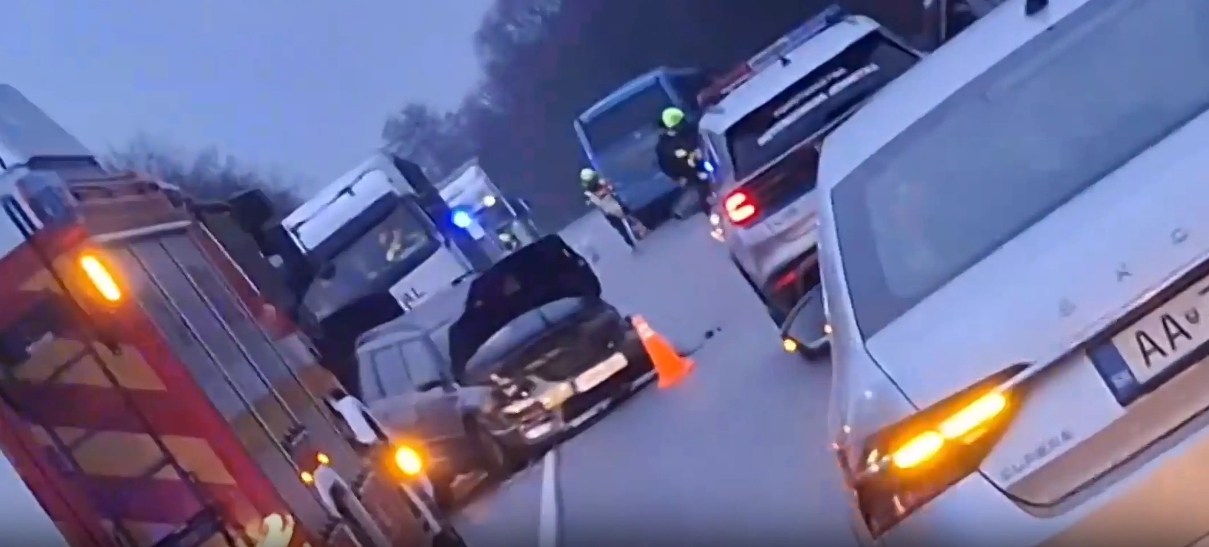 Zrážka áut s autobusom.
