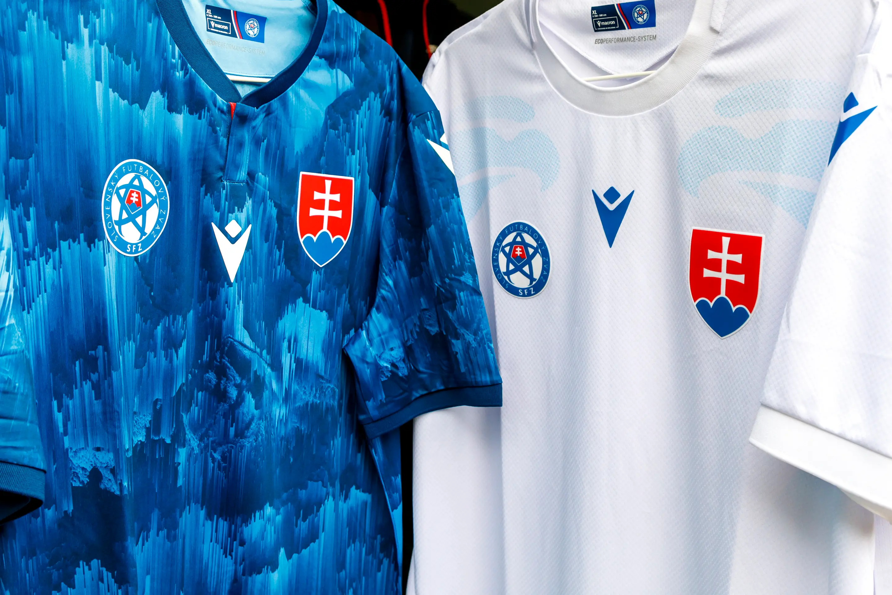 Na snímke nové dresy slovenskej futbalovej reprezentácie pre Ligu národov.