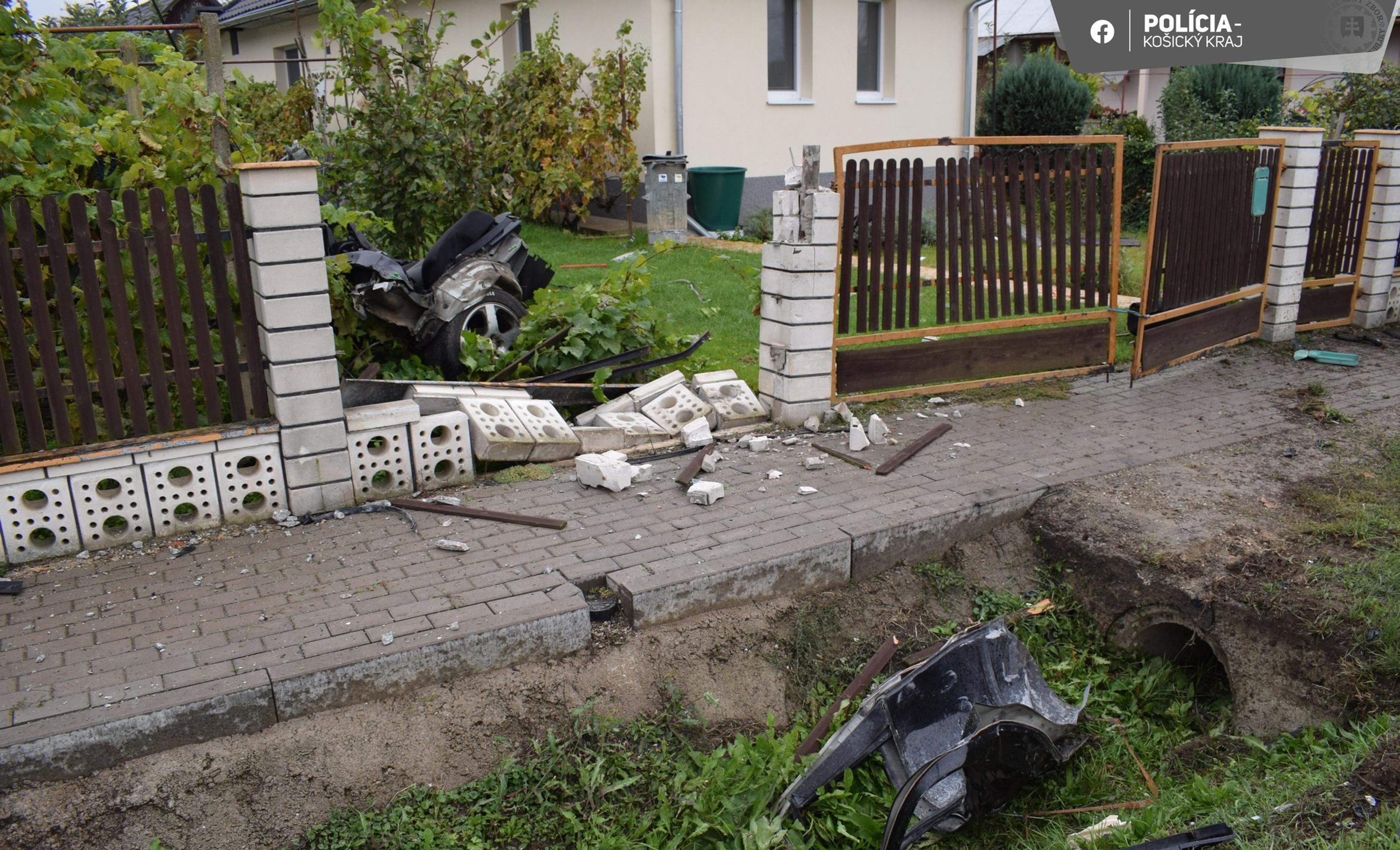 Auto pri nehode roztrhlo na polovicu