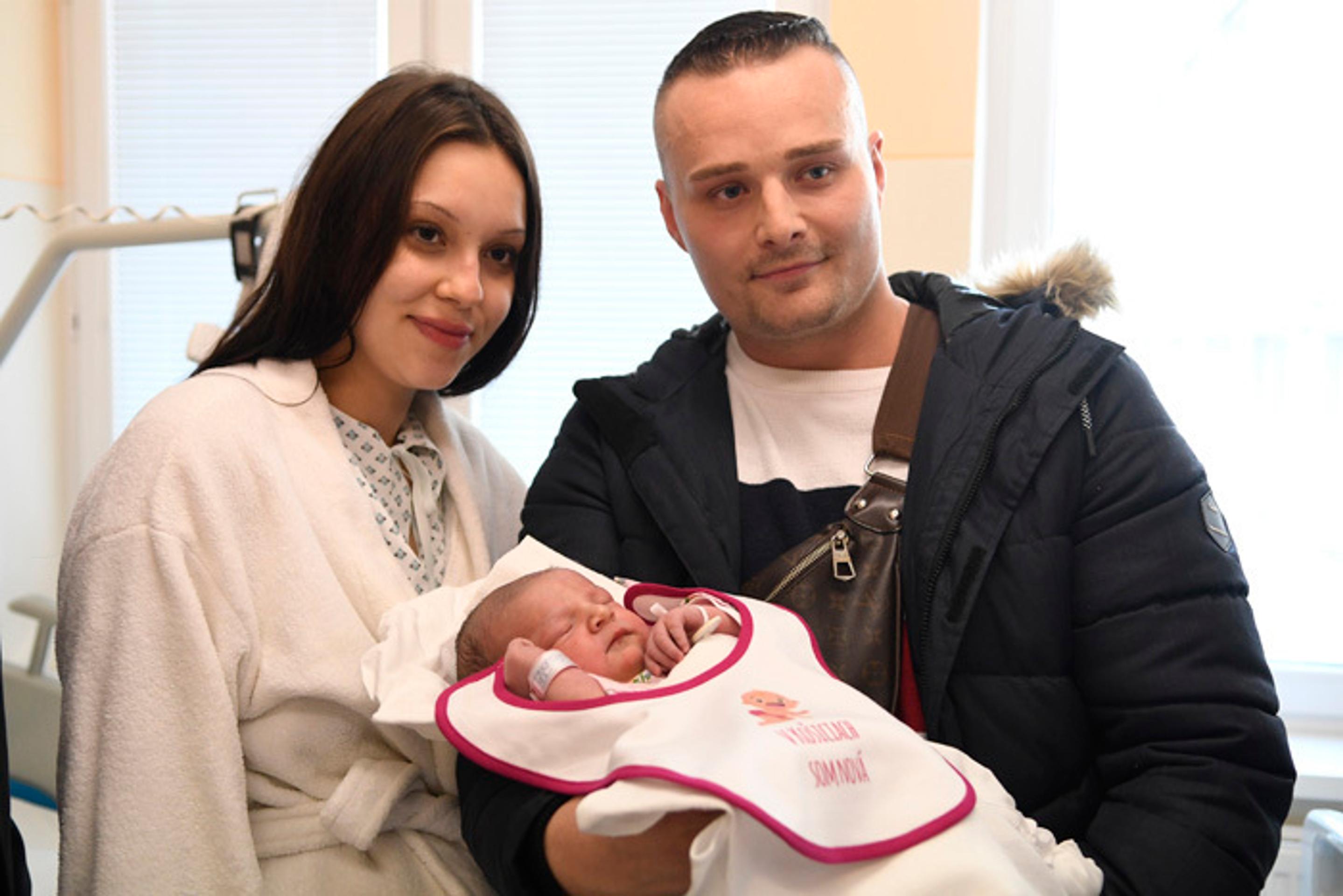 Malý Maximilián sa narodil necelú hodinu po polnoci.