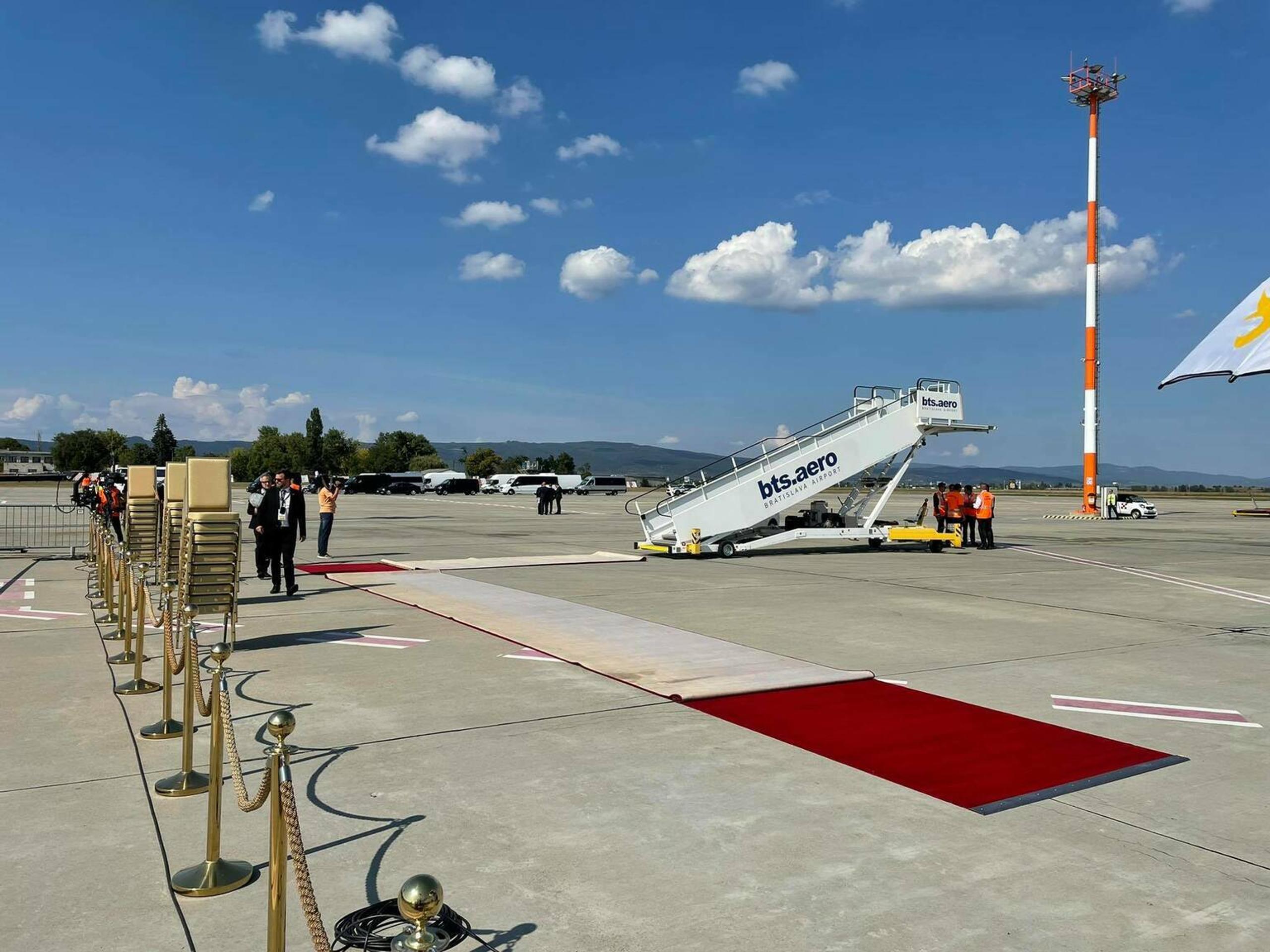 Pripravená letisková plocha na privítanie pápeža.