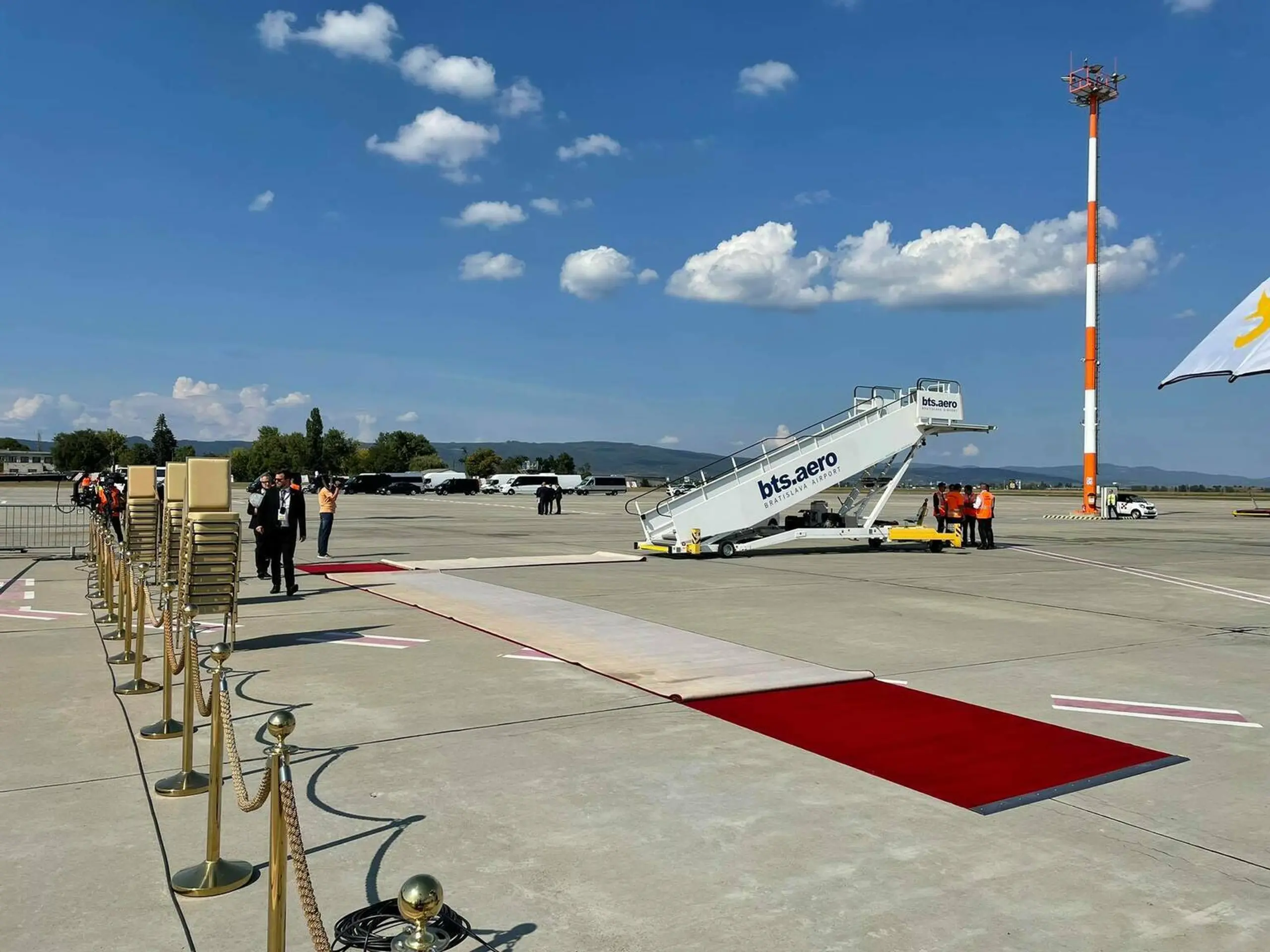 Pripravená letisková plocha na privítanie pápeža.