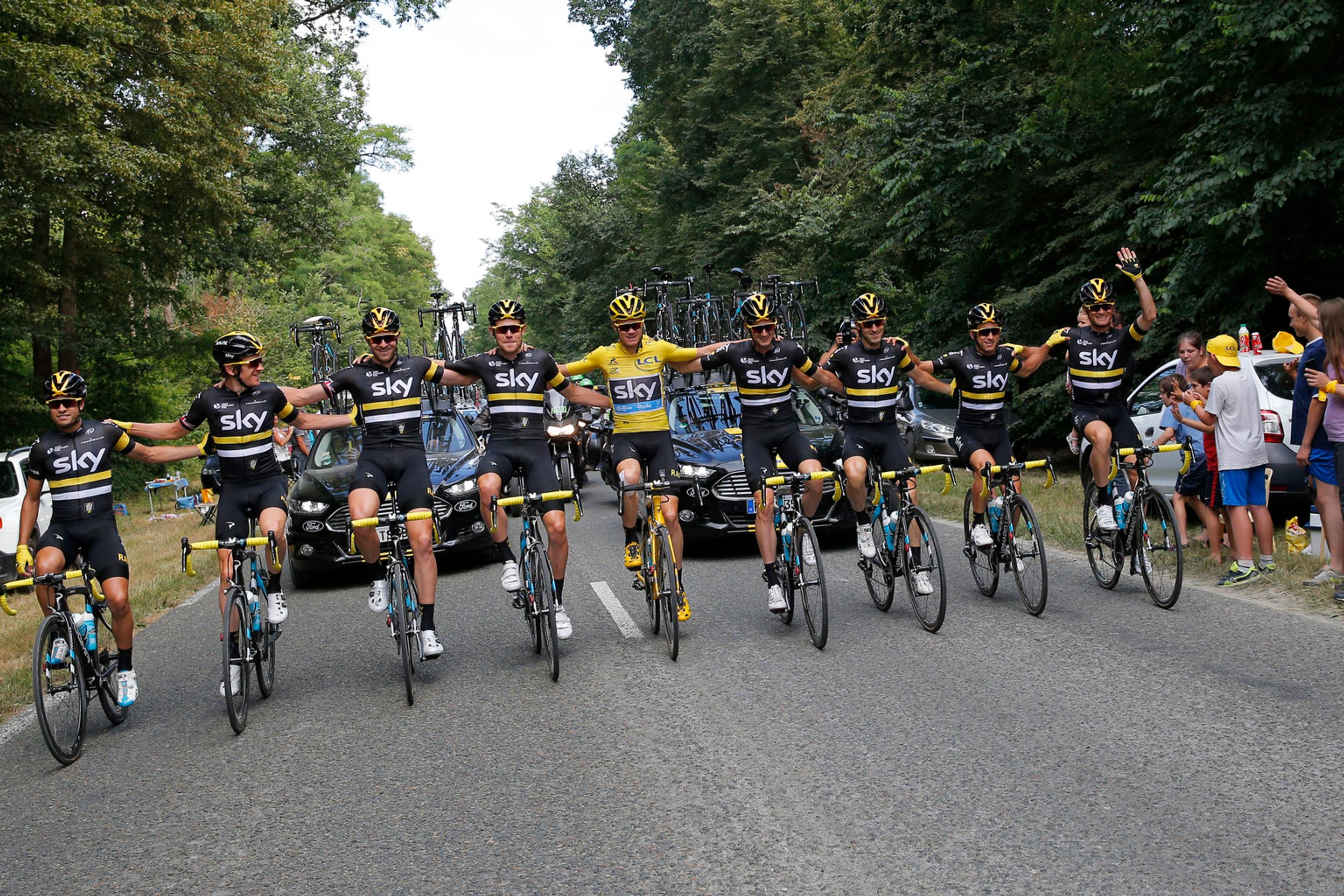 Tím Sky okolo Chrisa Frooma oslavuje zisk žltého dresu.
