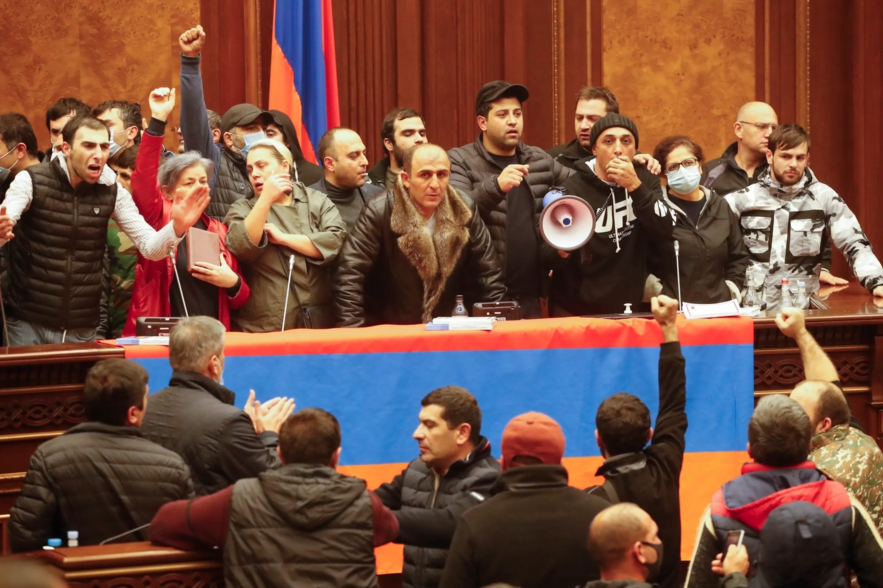 Ľudia protestujú proti podpísaniu dohody o ukončení vojny v Karabachu po tom, čo sa vlámali do budovy parlamentu 10. novembra 20