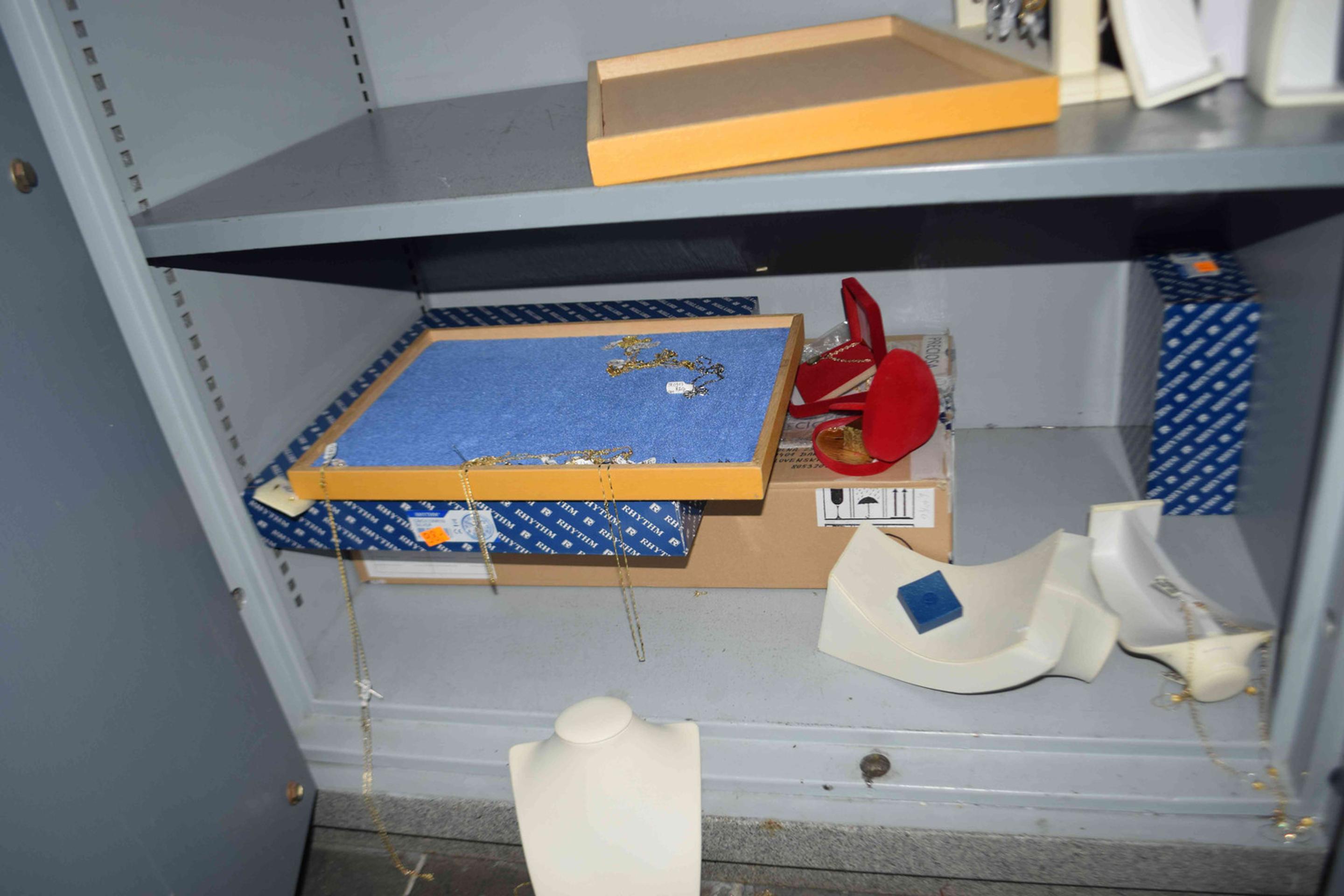 Po ozbrojených lupičoch ostali len prázdne regále.