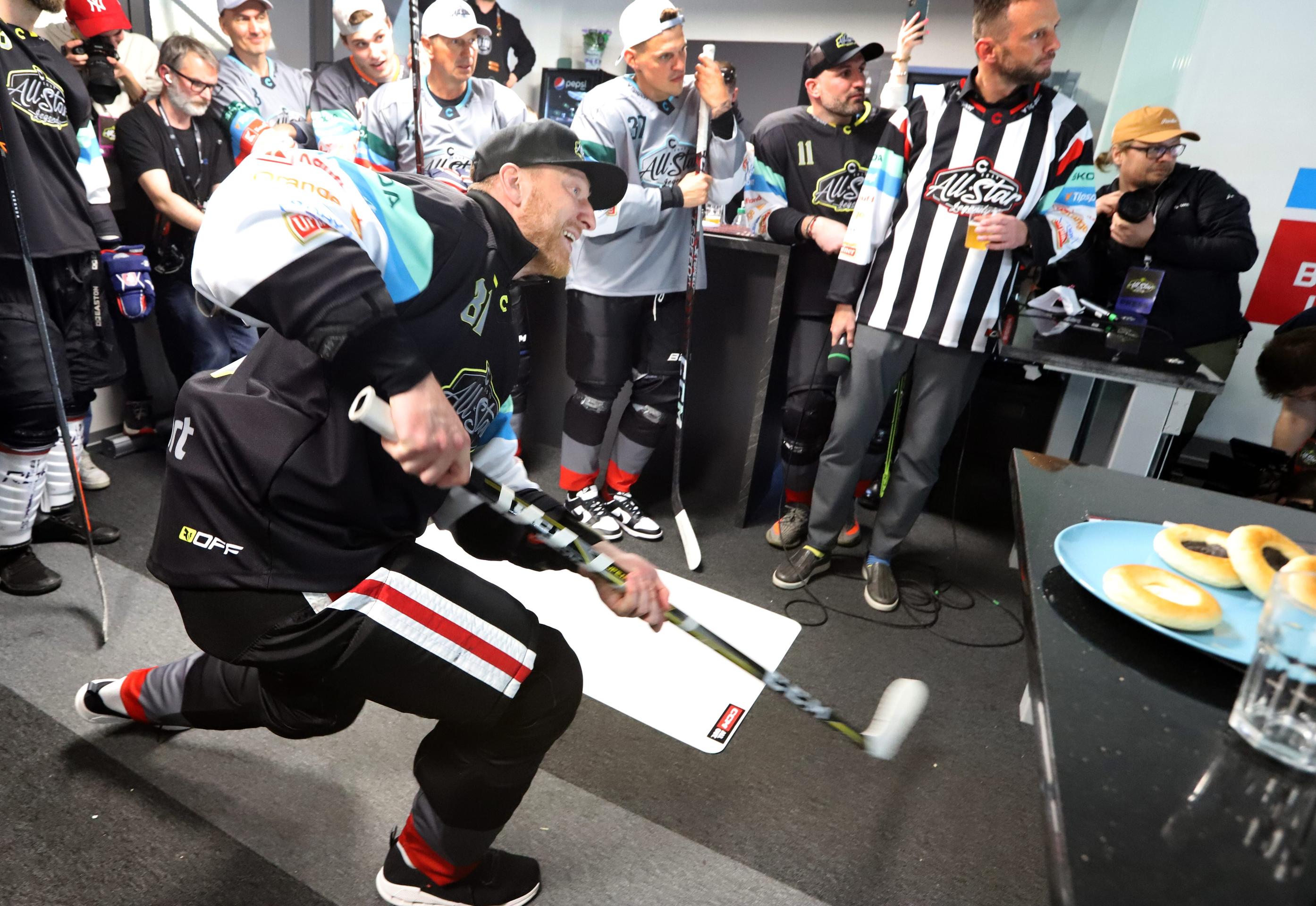 Na snímke Marcel Hossa strieľa z bufetu do bránky počas hokejovej exhibície All Star legiend v Tipsport aréne v Banskej Bystrici.