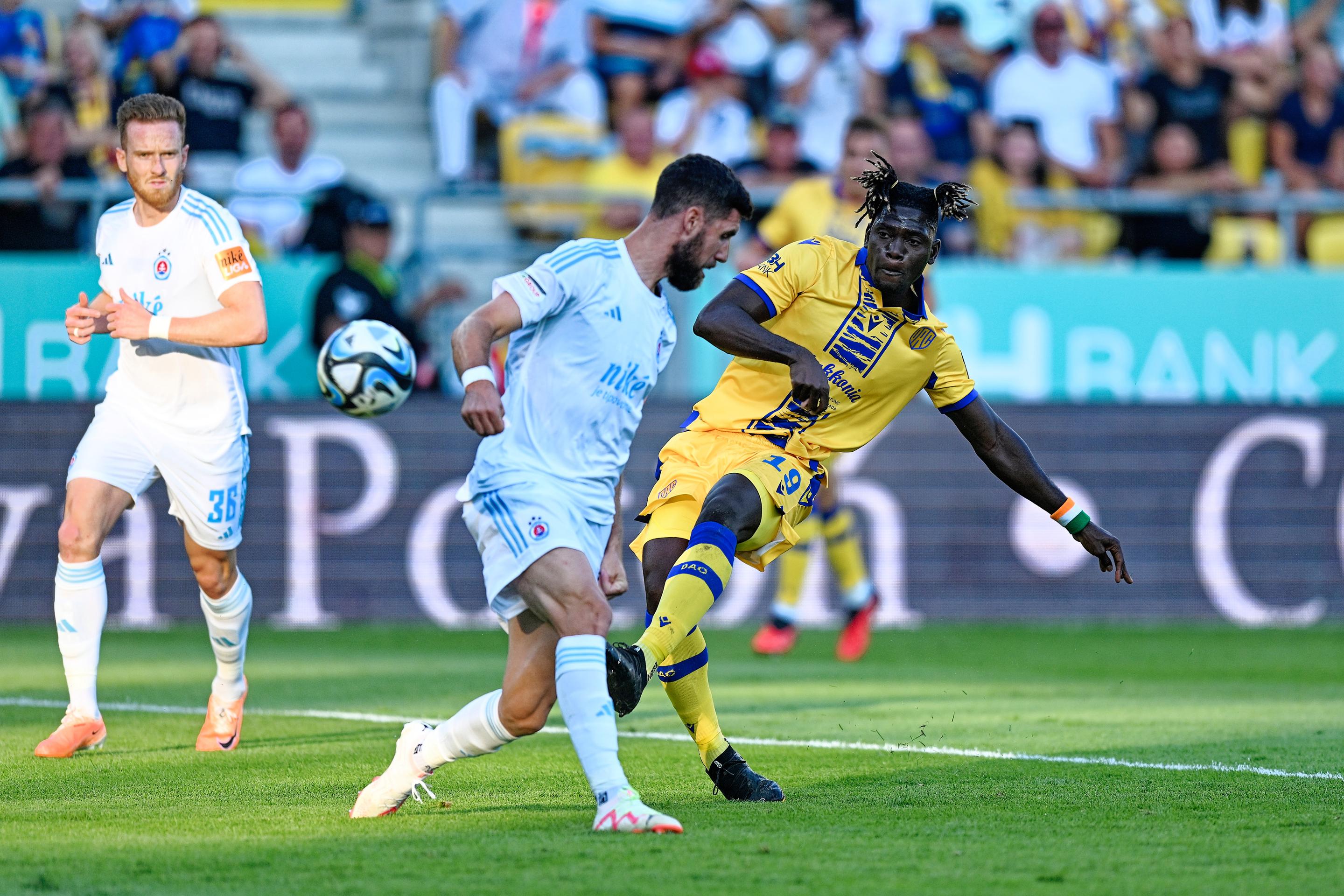 Sprava hráč DAC Fernand Bi Irie Goure a hráči Slovana Guram Kashia a Lucas Lovat v zápase 7. kola Niké ligy.