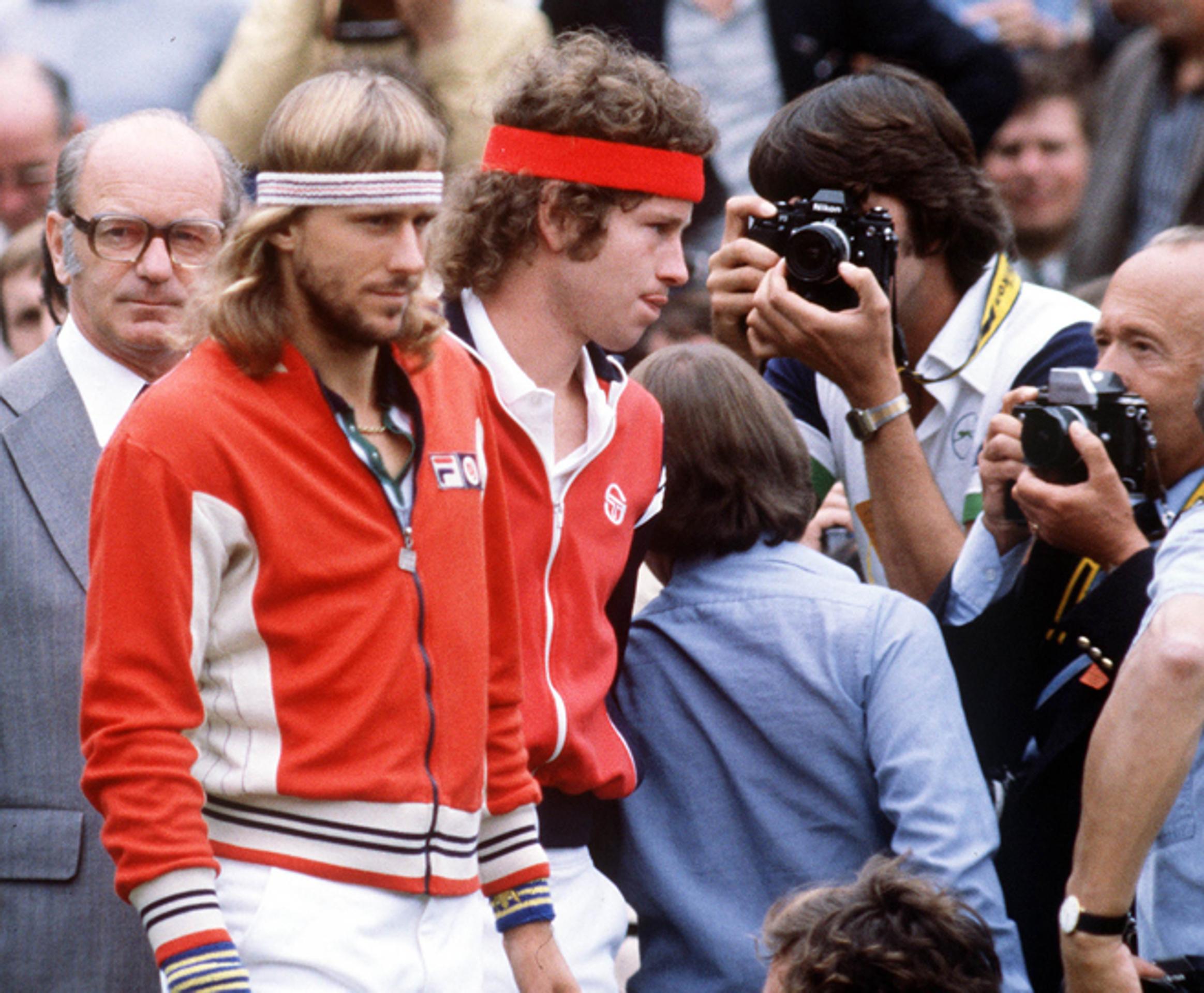 Tenisti Björn Borg (vľavo) a John McEnroe po finále Wimbledonu  v júli 1980, ktoré vyhral švédsky tenista.