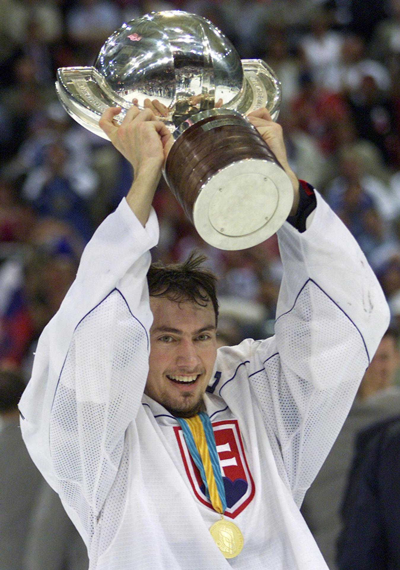 Na archívnej snímke kapitán Miroslav Šatan s trofejou pre majstrov sveta (11. mája 2002).