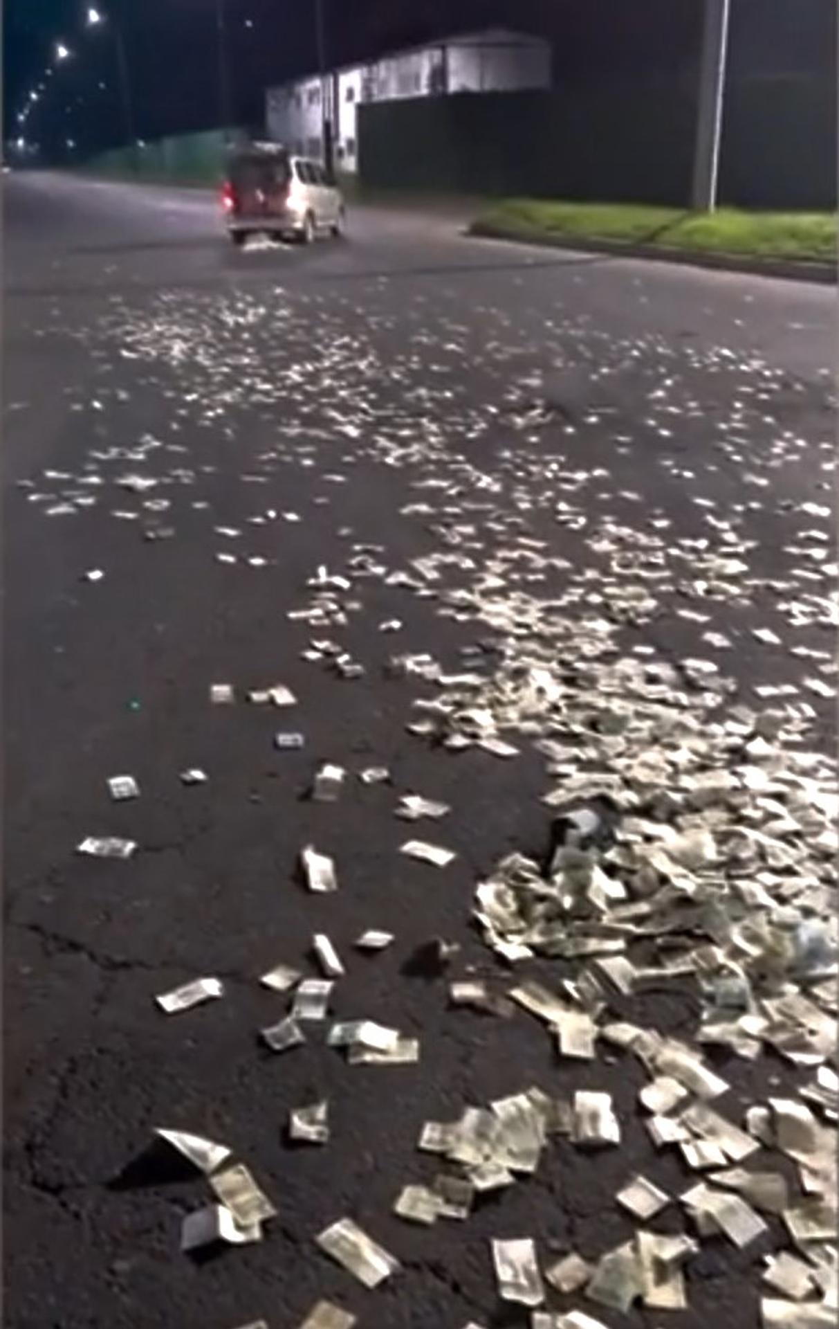 Všetky peniaze po ceste zozbierali.