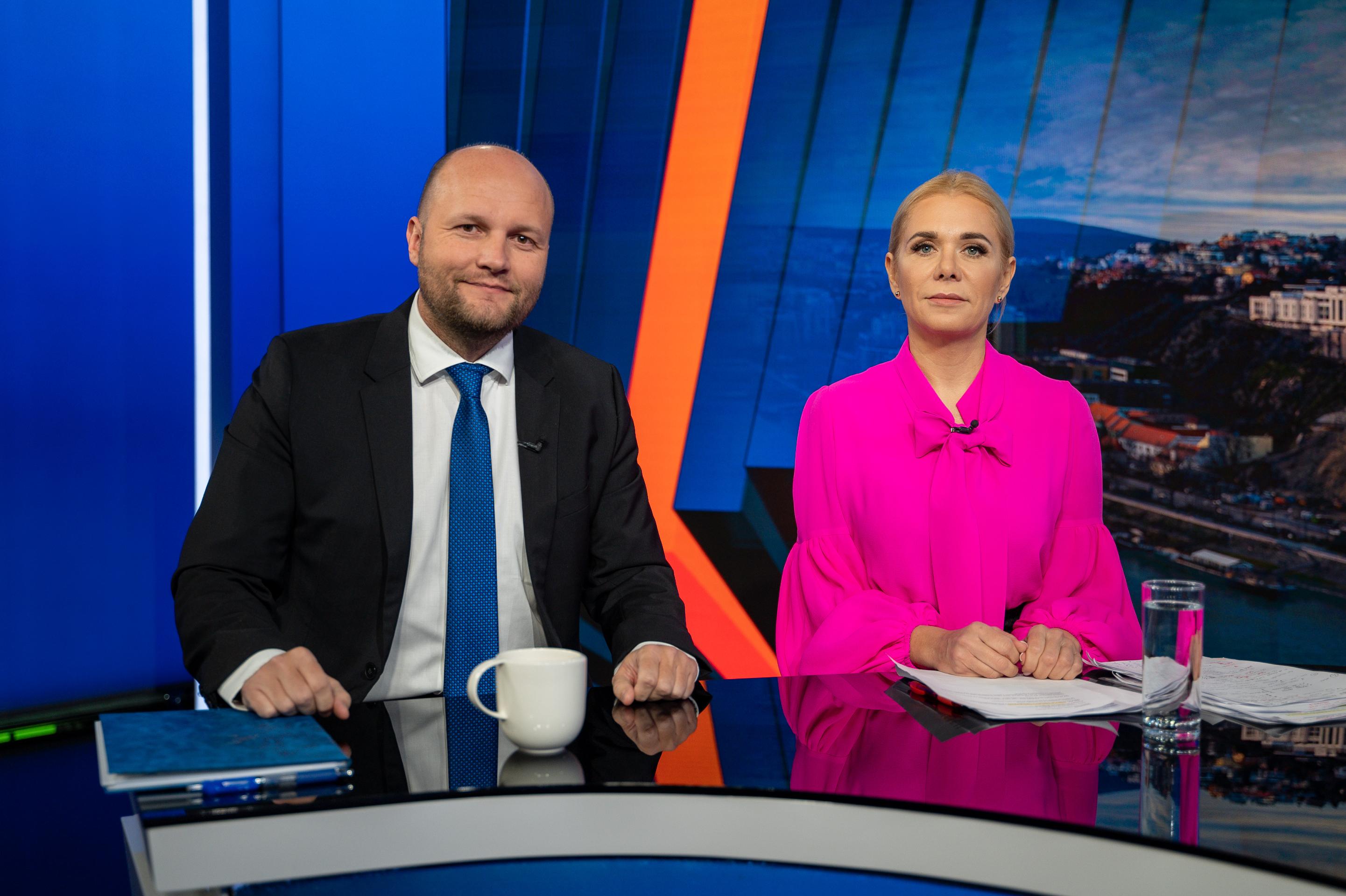 Minister obrany Jaroslav Naď (OĽaNO a poslankyňa Denisa Saková (Hlas-SD). 