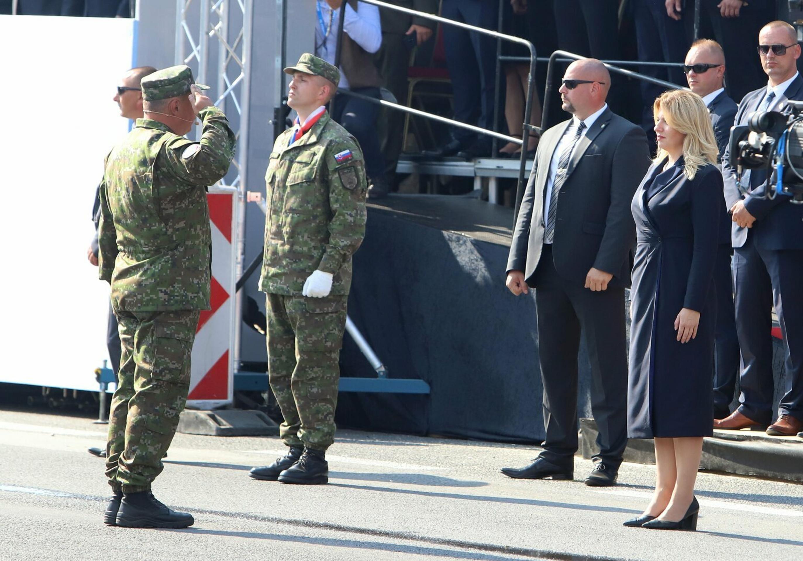 Prehliadka vojenskej techniky počas centrálnych osláv 75. výročia SNP