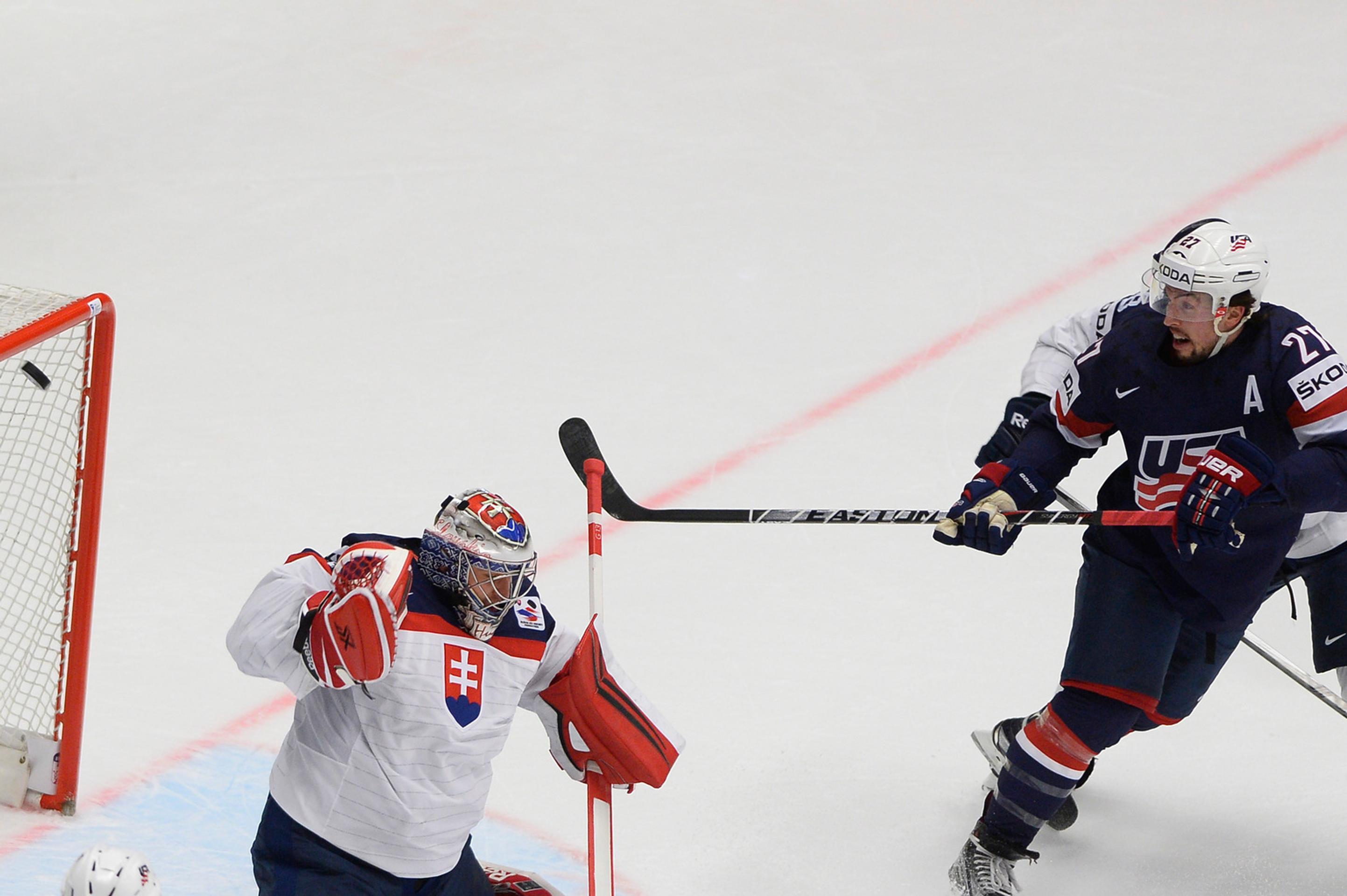 Na snímke vľavo Július Hudáček (Slovensko) a Justin Faulk 
