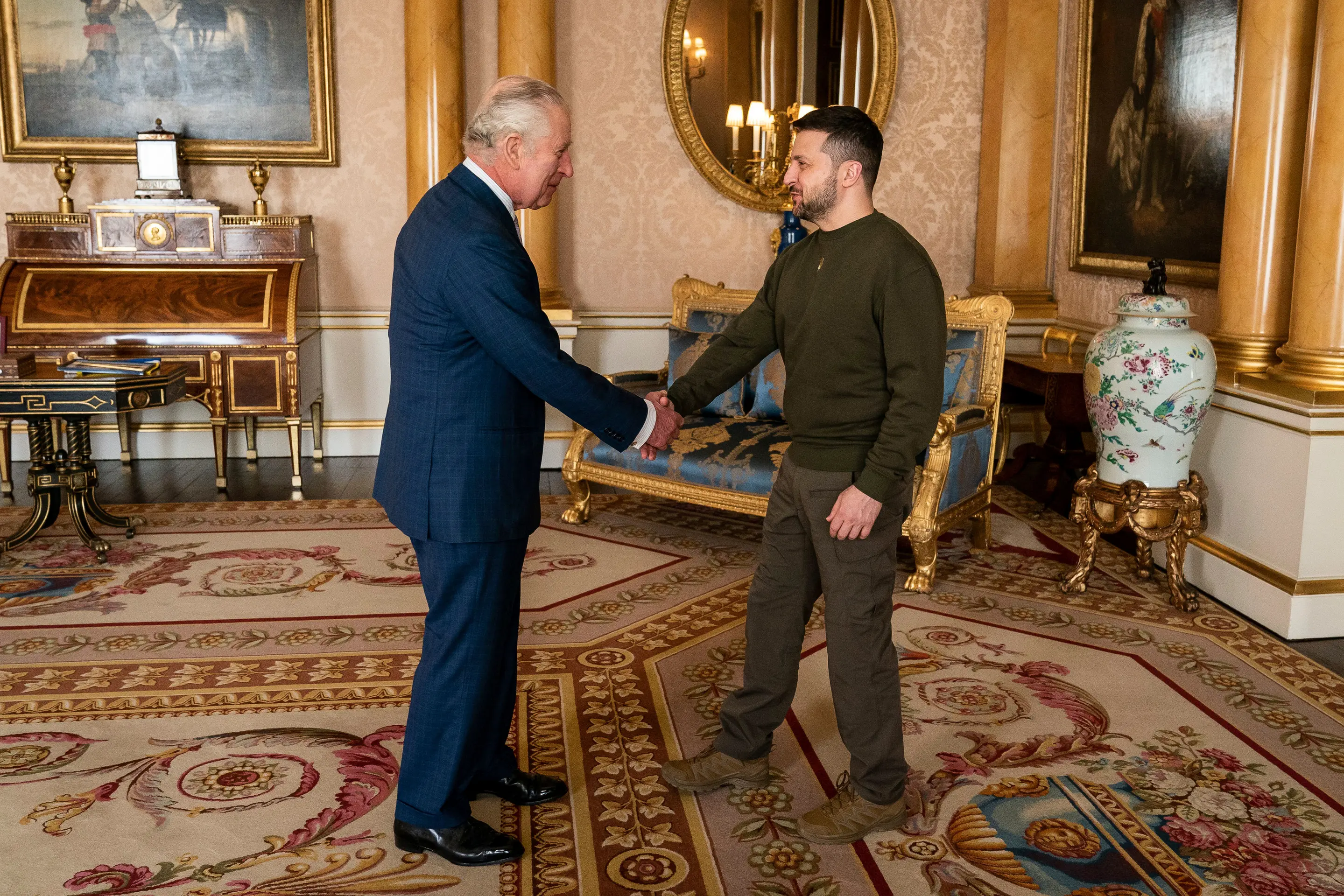 Britský kráľ Karol III. a ukrajinský prezident Volodymyr Zelenskyj počas audiencie v Londýne.