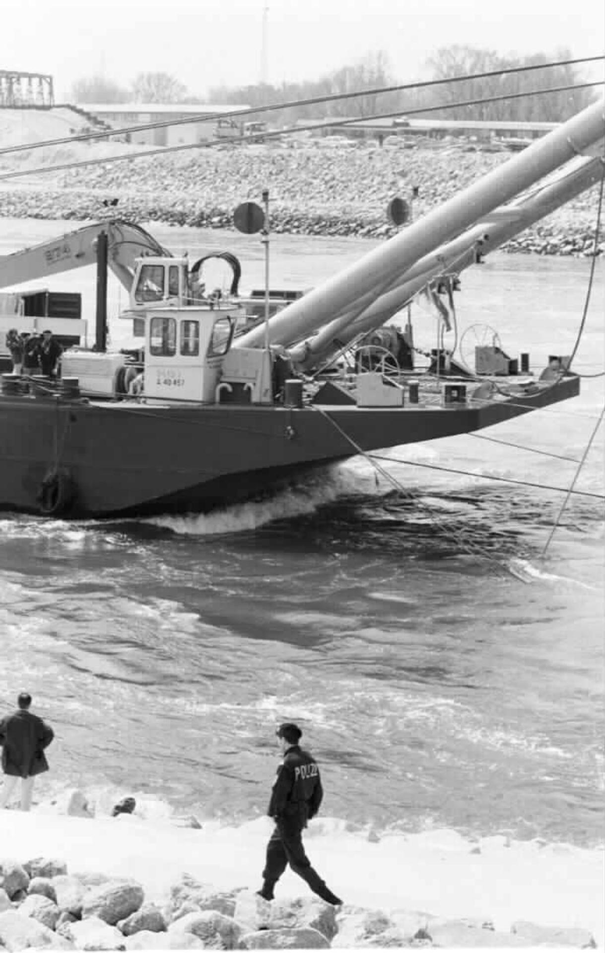 Pripravy na vytiahnutie remorkéra Ďumbier, ktorý sa v oktobri 1996 potopil v Dunaji (22. januára 2001).