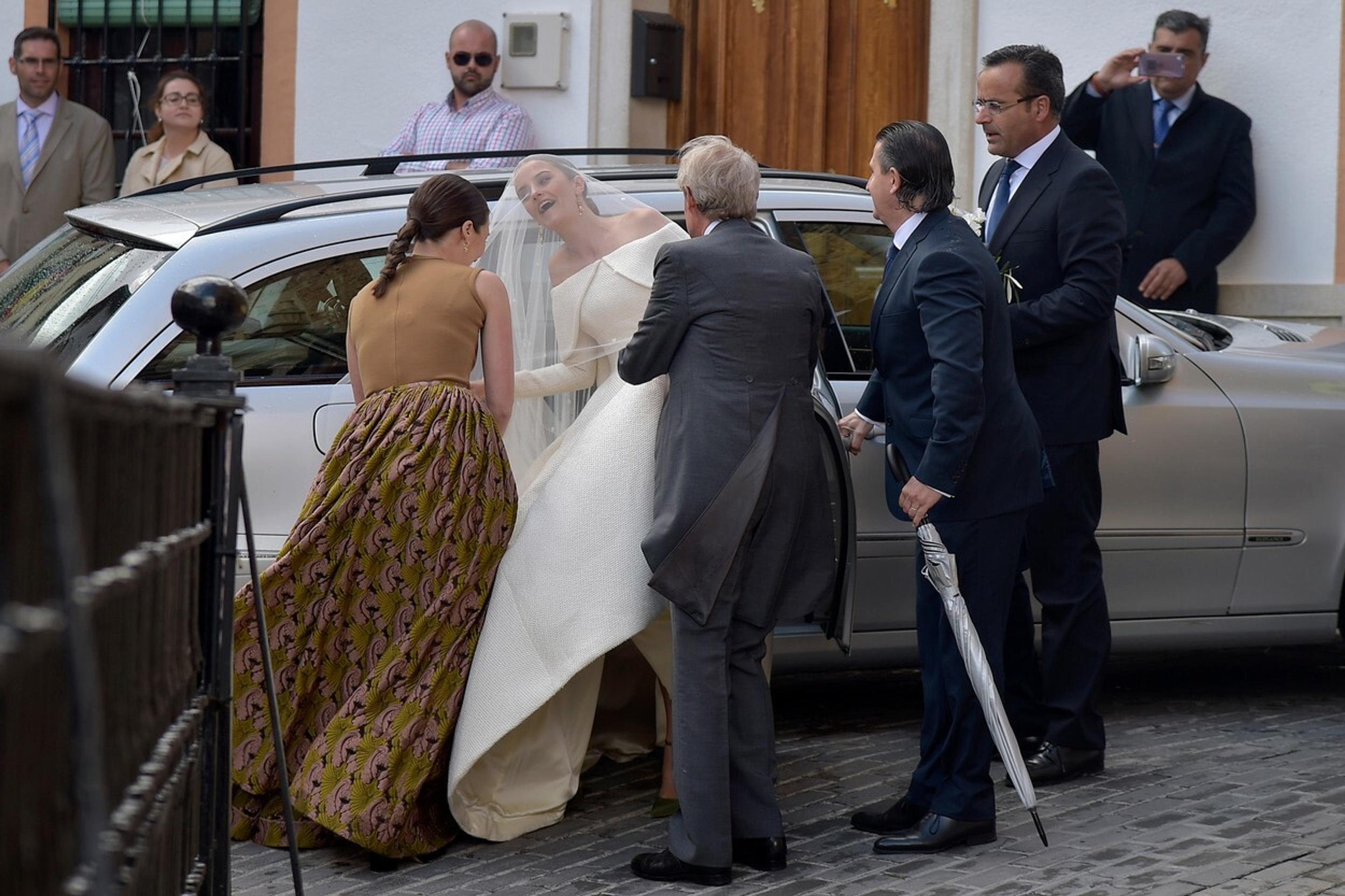 Nevesta mala problém so šatami.