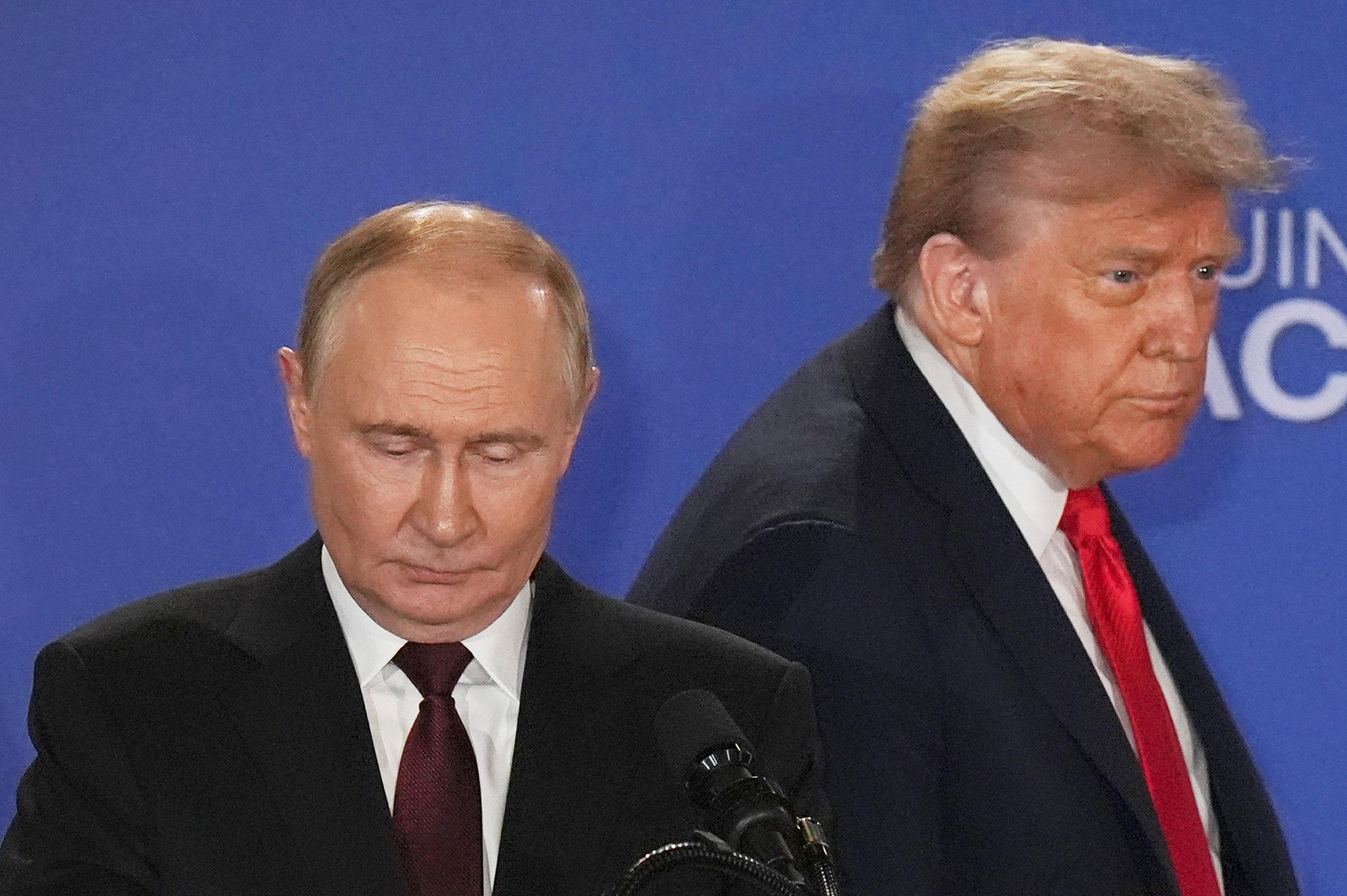 Sprava Donald Trump a Vladimir Putin po spoločnom rokovaní.