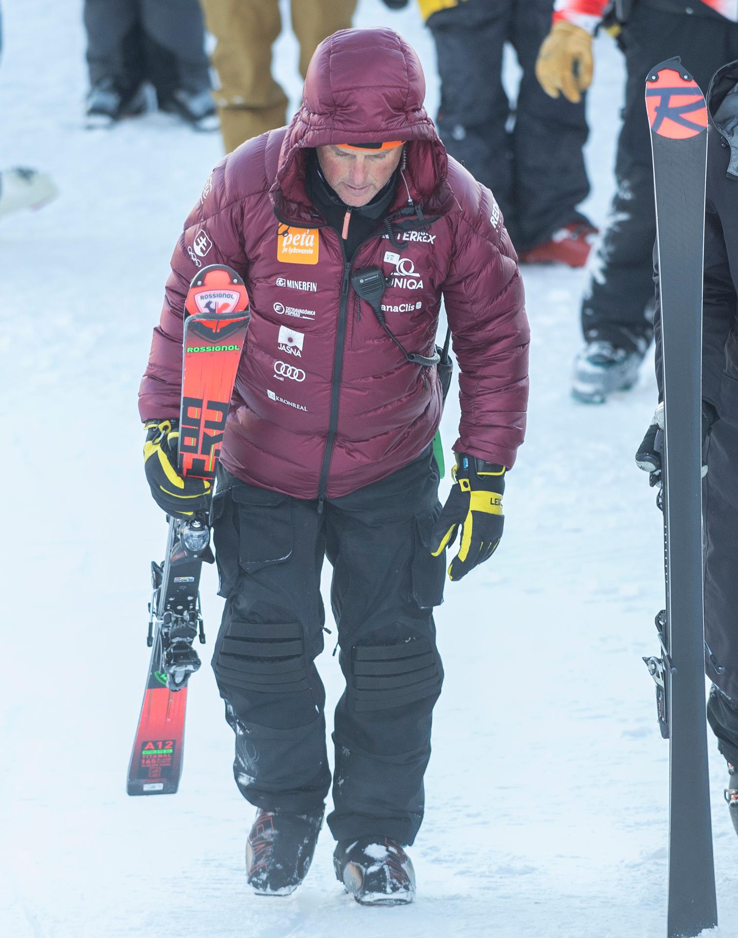 Tréner Mauro Pini po páde Petry Vlhovej počas prvého kola obrovského slalomu v Jasnej.