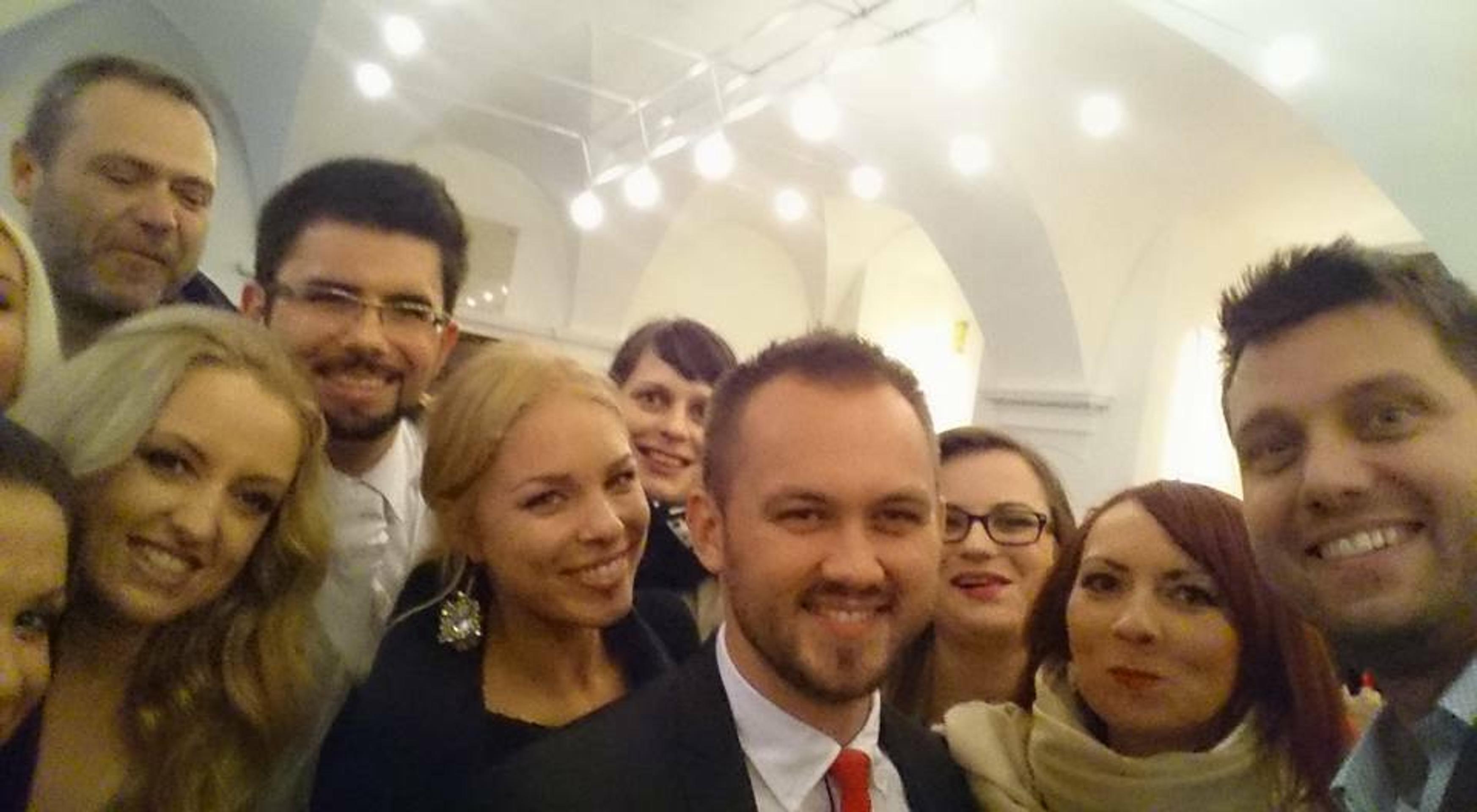 Svadobná selfie s markízakmi. 