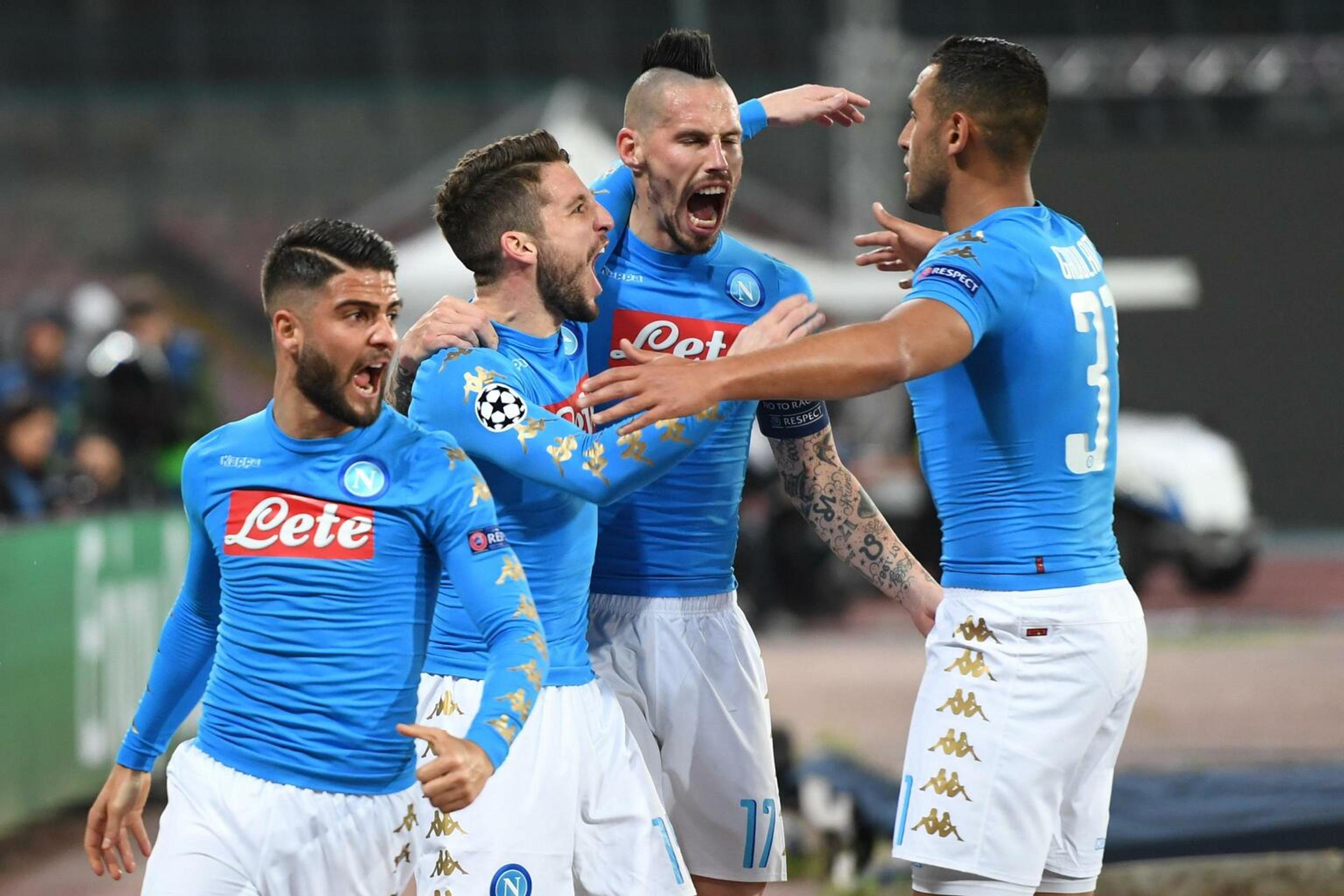 Hráči Neapola oslavujú gól v sieti Realu Madrid v osemfinále LM.