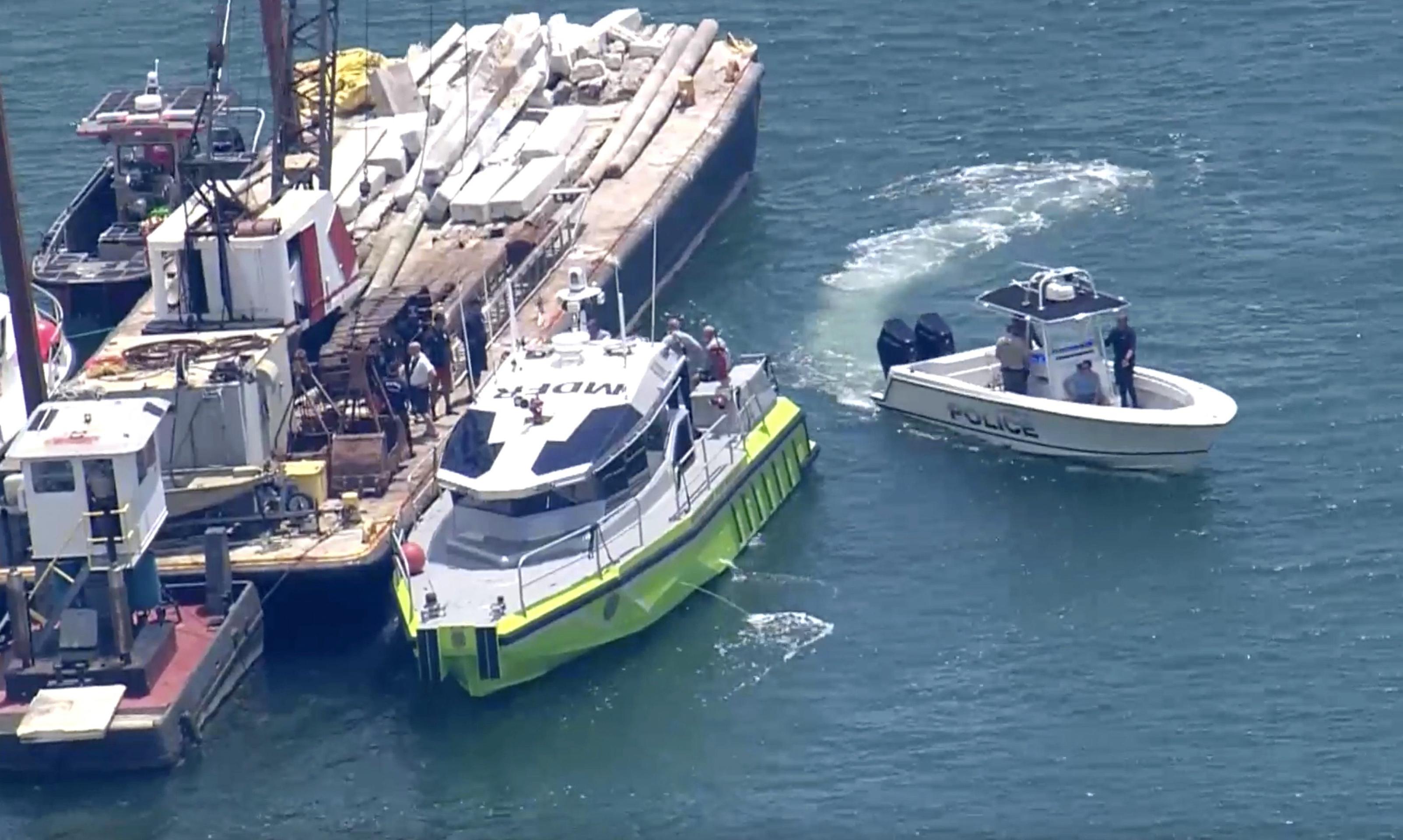 Zrážka plachetnice a nákladnej lode neďaleko pobrežia Miami.