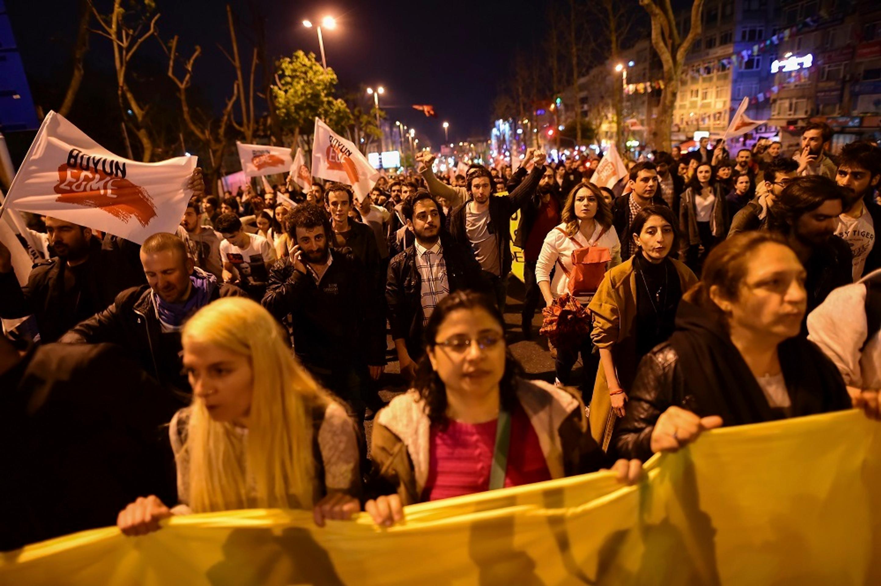 Odporcovia demonštrujú proti výsledkom referenda