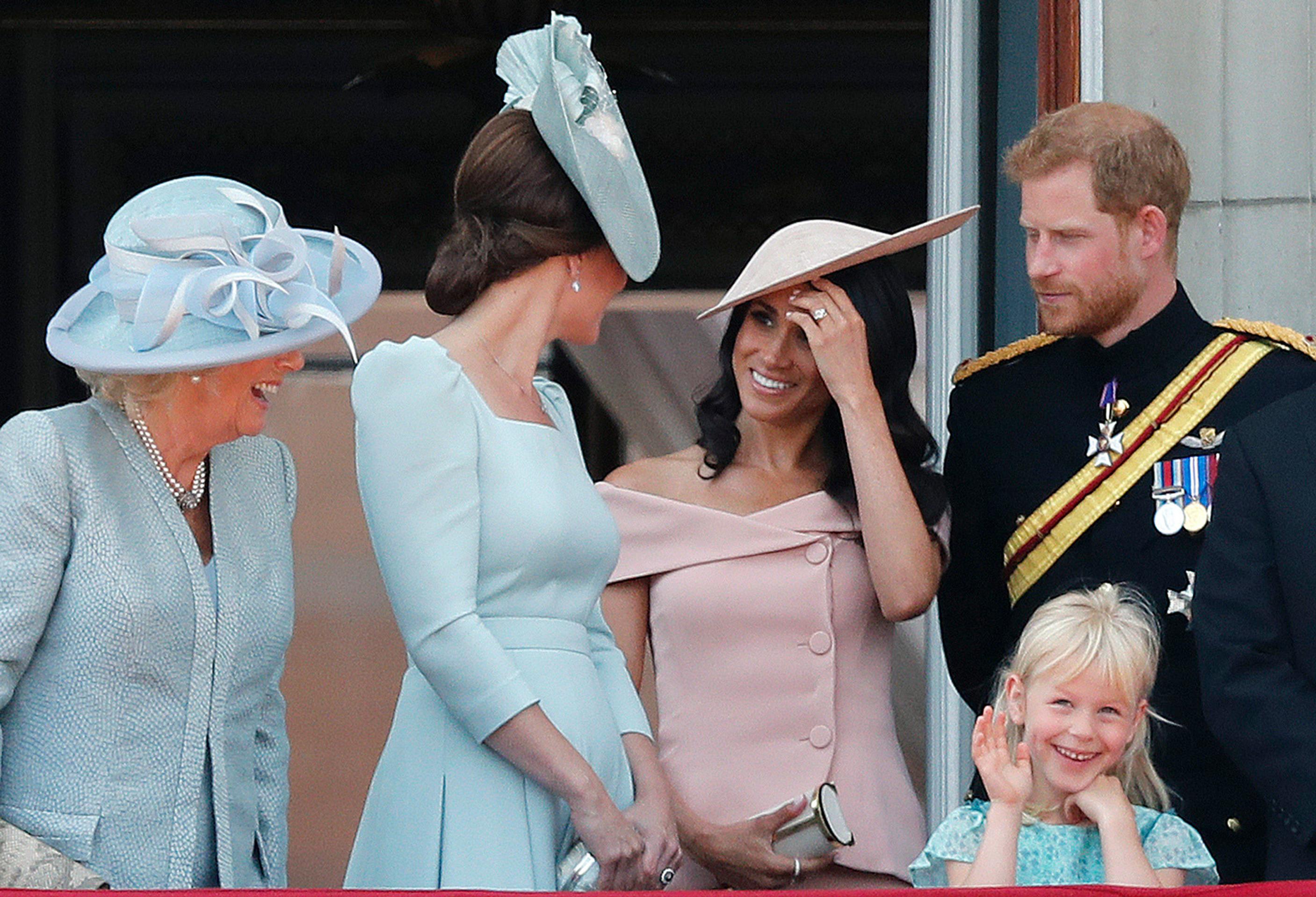 Britská kráľovská rodina na balkóne Buckinghamského paláca