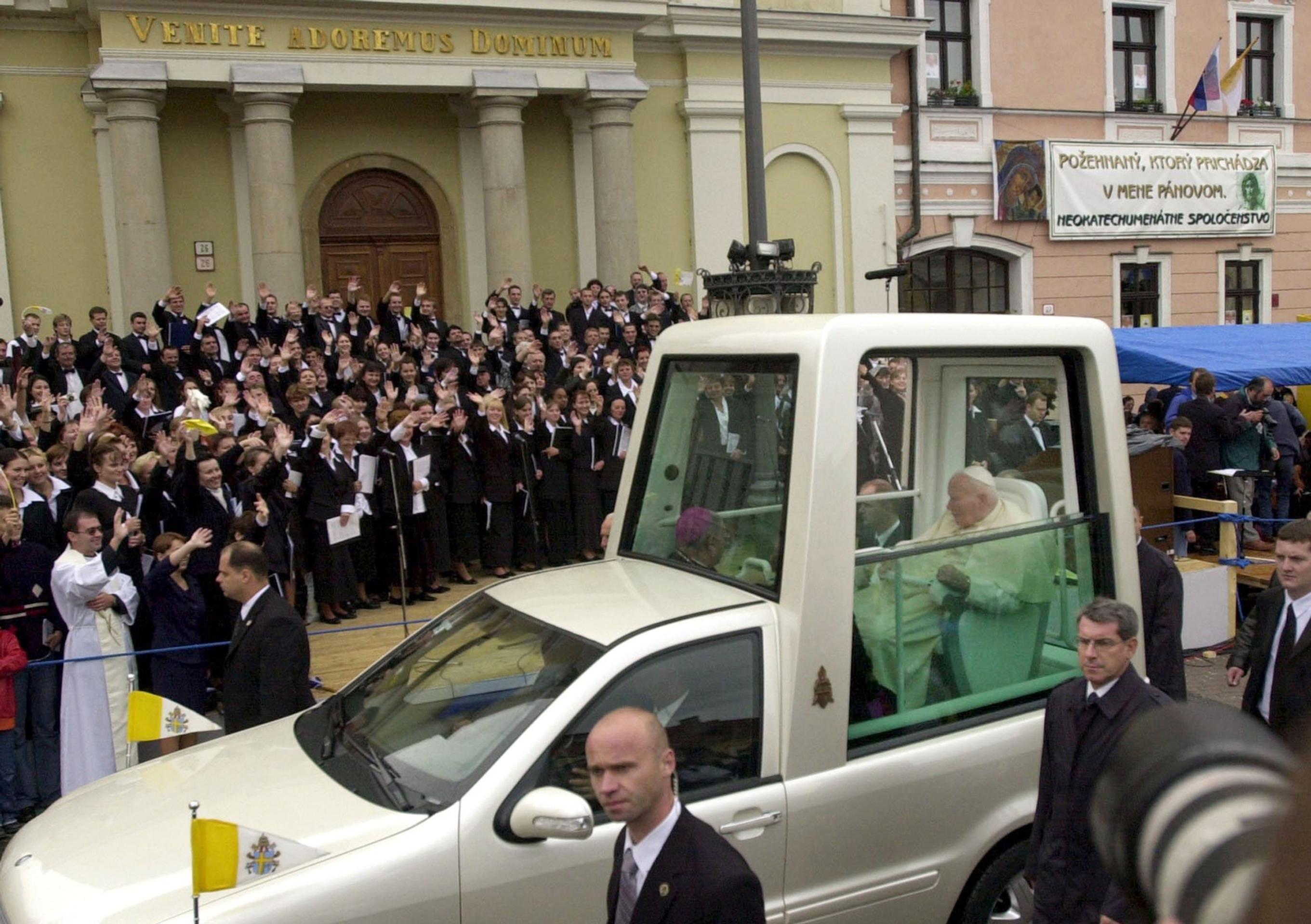 Desaťtisíce pútnikov 12. septembra 2003 v Banskej Bystrici nadšene vítali v daždi pápeža Jána Pavla II.
