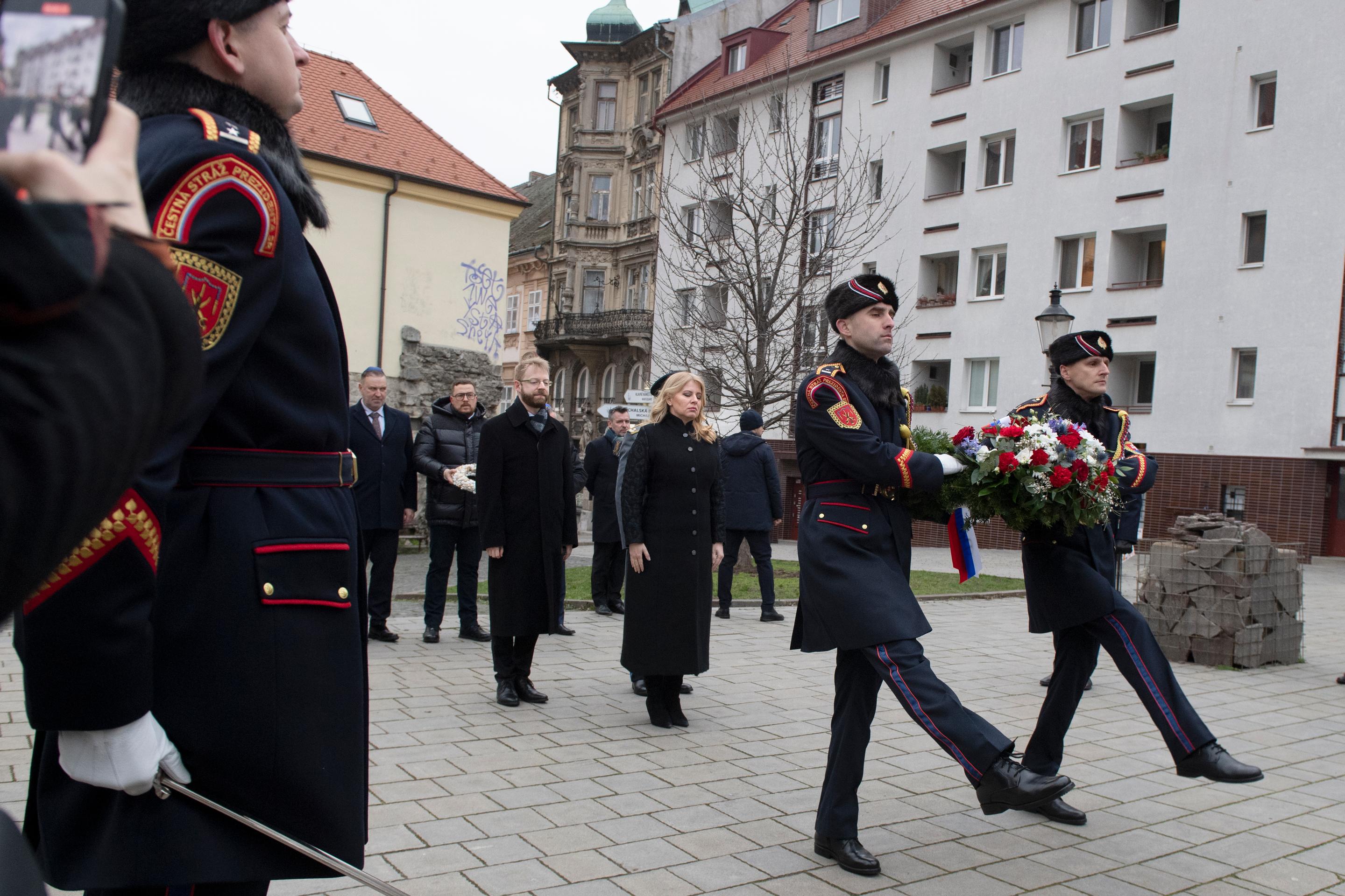 Prezidentka SR Zuzana Čaputová (uprostred) počas pietneho aktu k Pamätníku holokaustu pri príležitosti Medzinárodného dňa pamiatky obetí holokaustu na Rybnom námestí v Bratislave v piatok 27. januára 2022