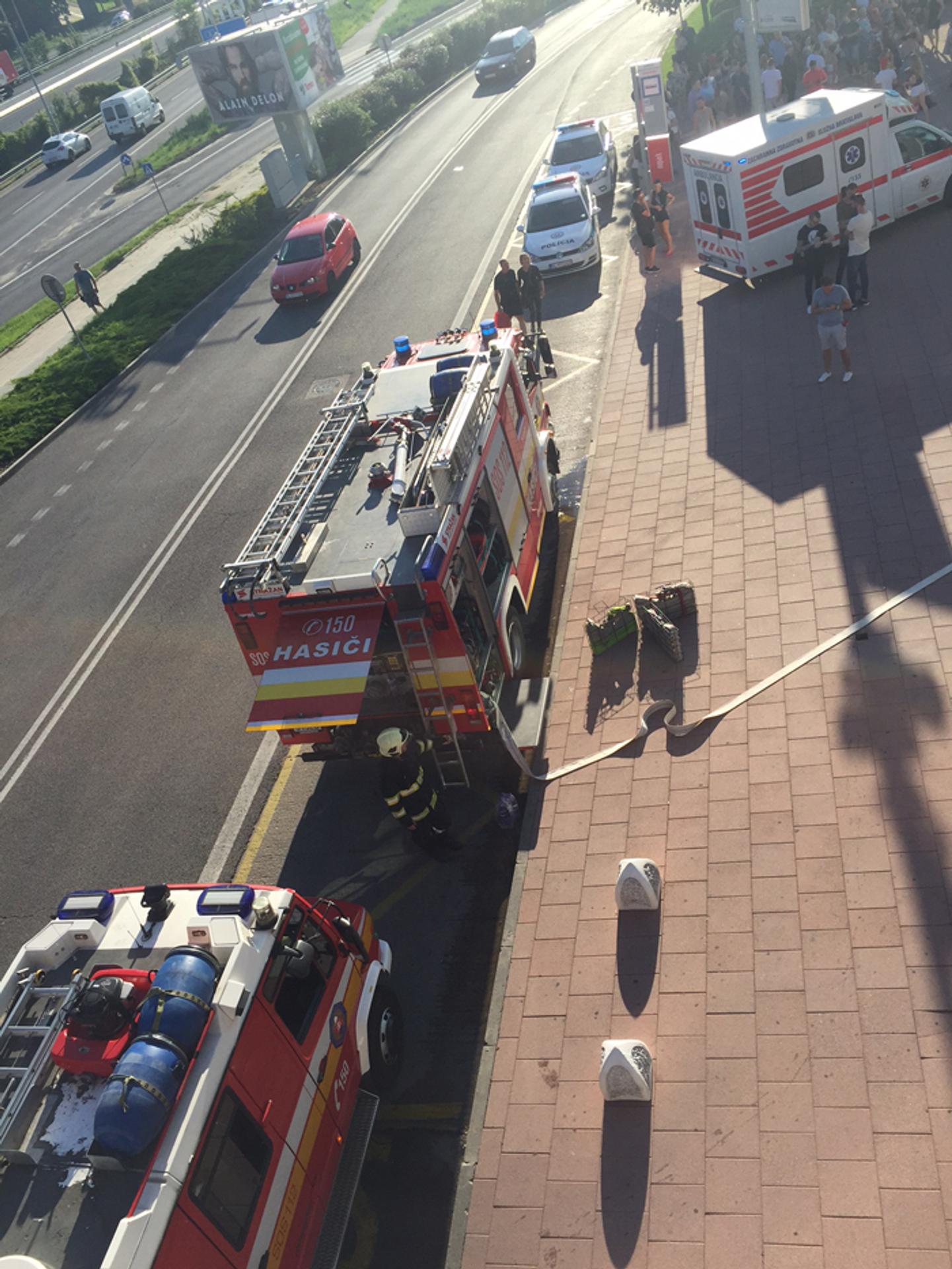 Hasiči a sanitky pred Auparkom.