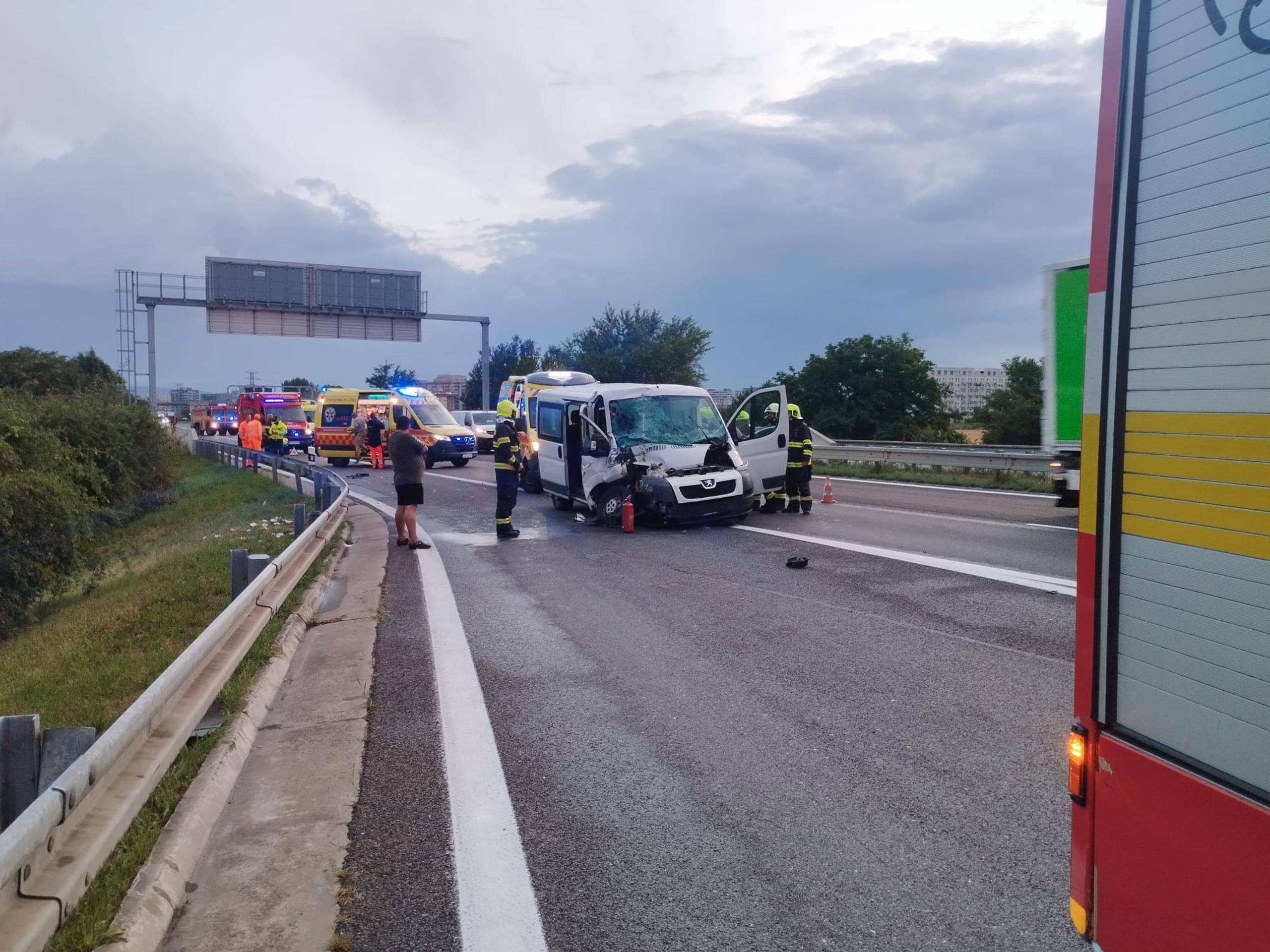 Nadránom sa na D2 zrazili dve vozidlá