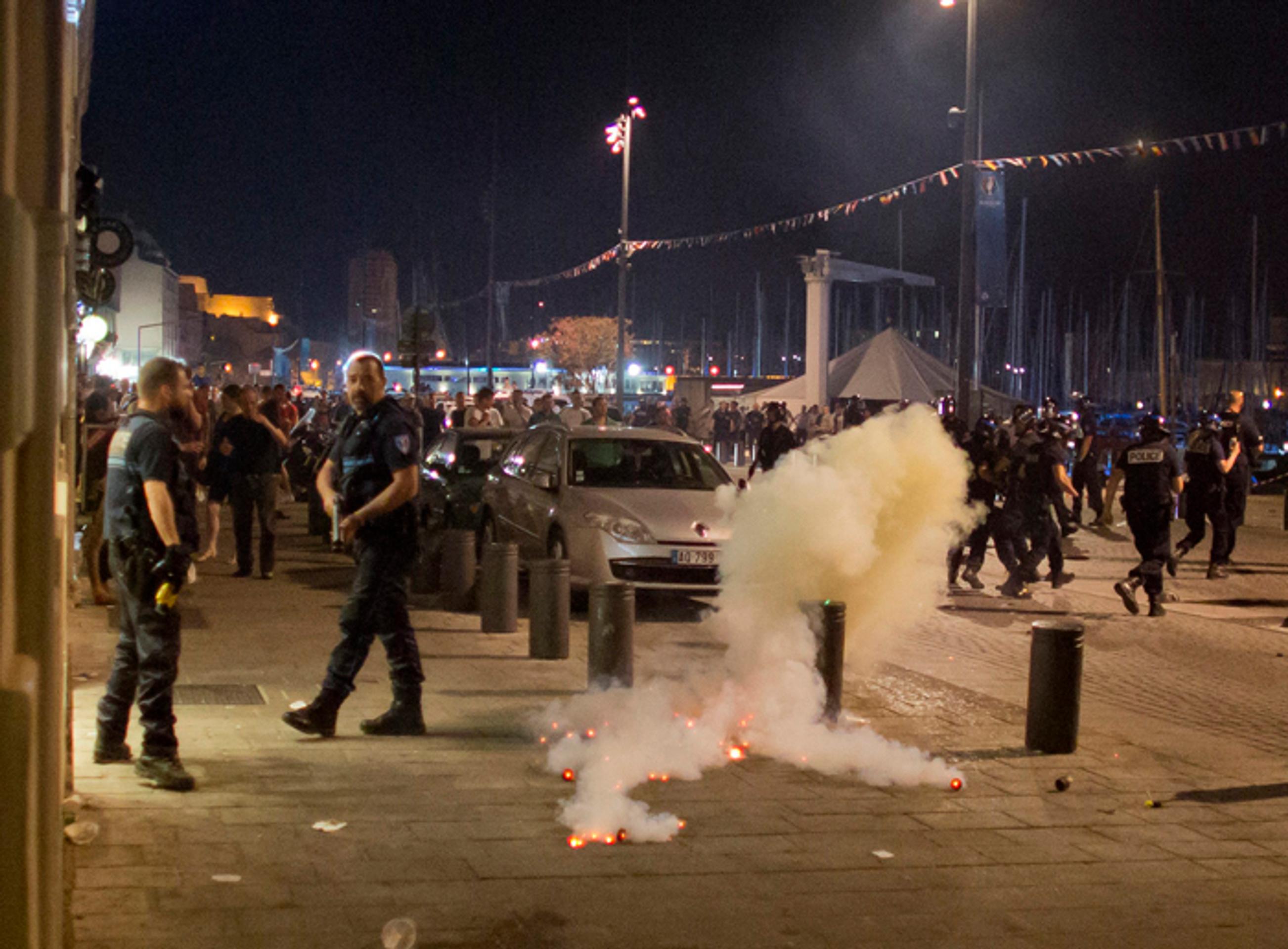 Anglickí futbaloví fanúšikovia sa v noci na piatok dostali v Marseille do konfliktu s miestnymi.