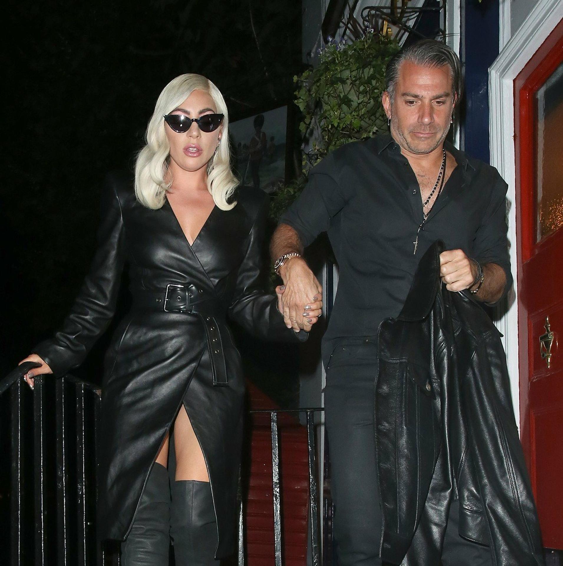 Lady Gaga so snúbencom na londýnskej premiére svojho nového filmu