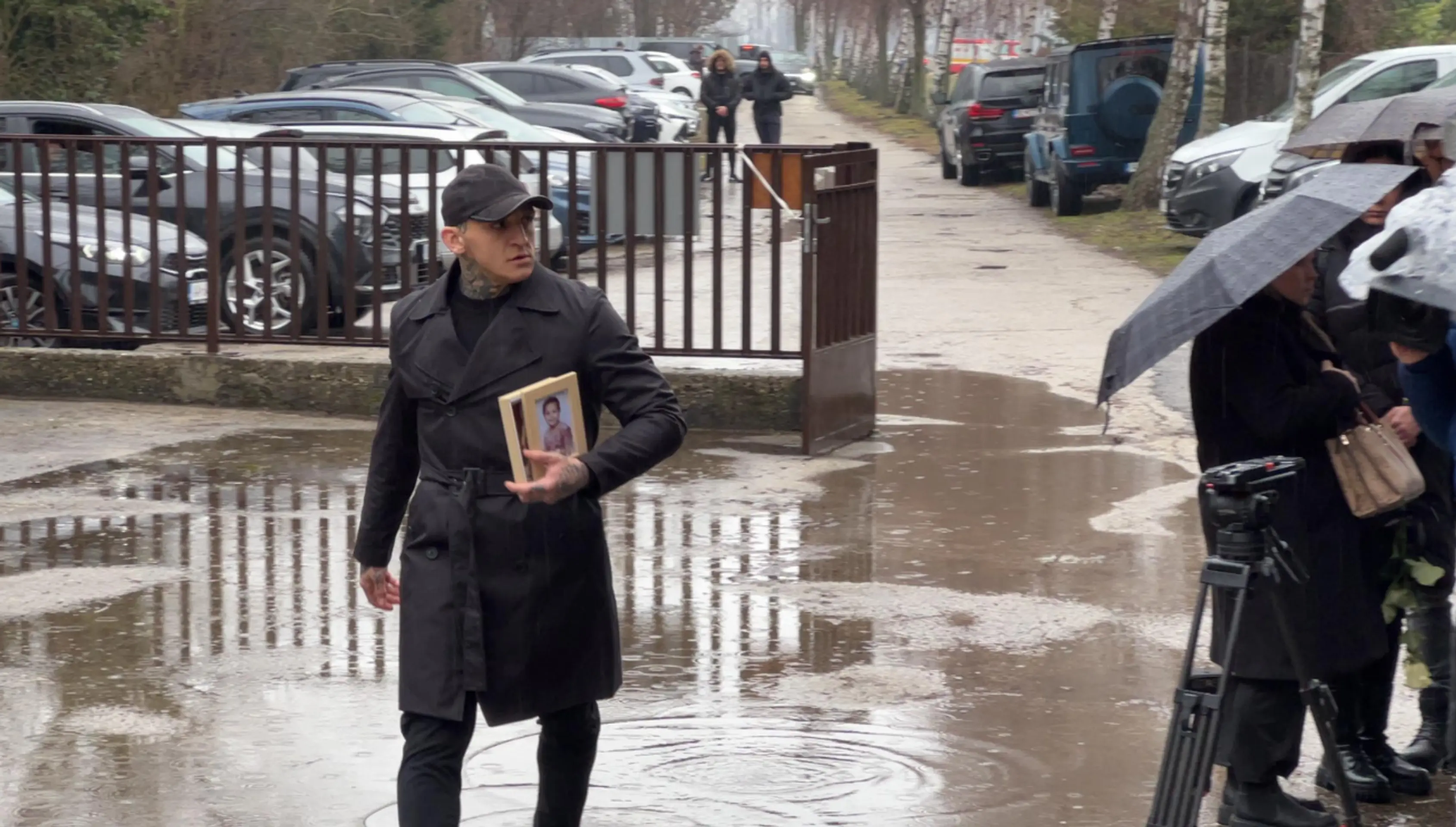 Gábor Boráros mal pri príchode v ruke dve fotografie. Na jednej z nich je ich spoločná dcéra.