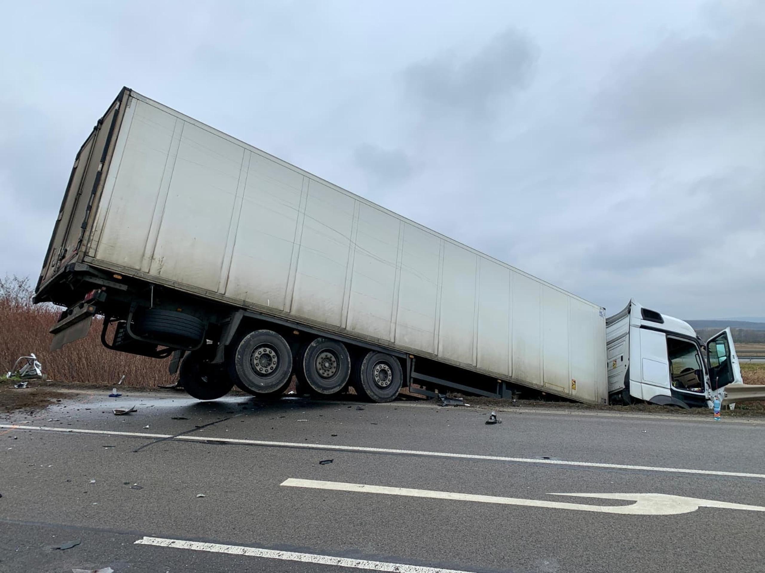Po nehode bolo osobné auto na ceste a nákladné mimo nej