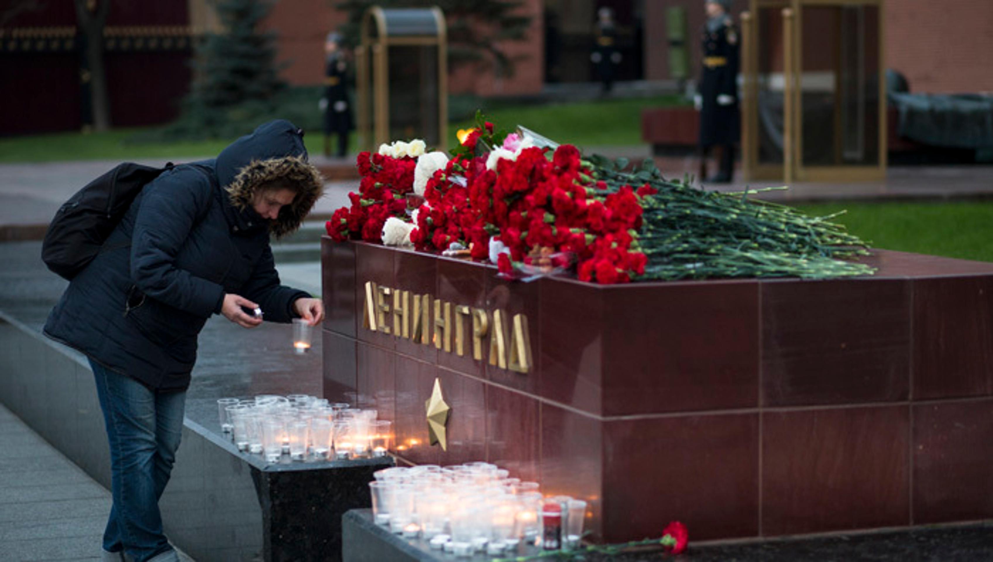 Od sobotňajšej havárie ruského airbusu v Egypte ľudia kladú kvety, fotografie obetí, plyšové hračky a papierové lietadlá pred pe