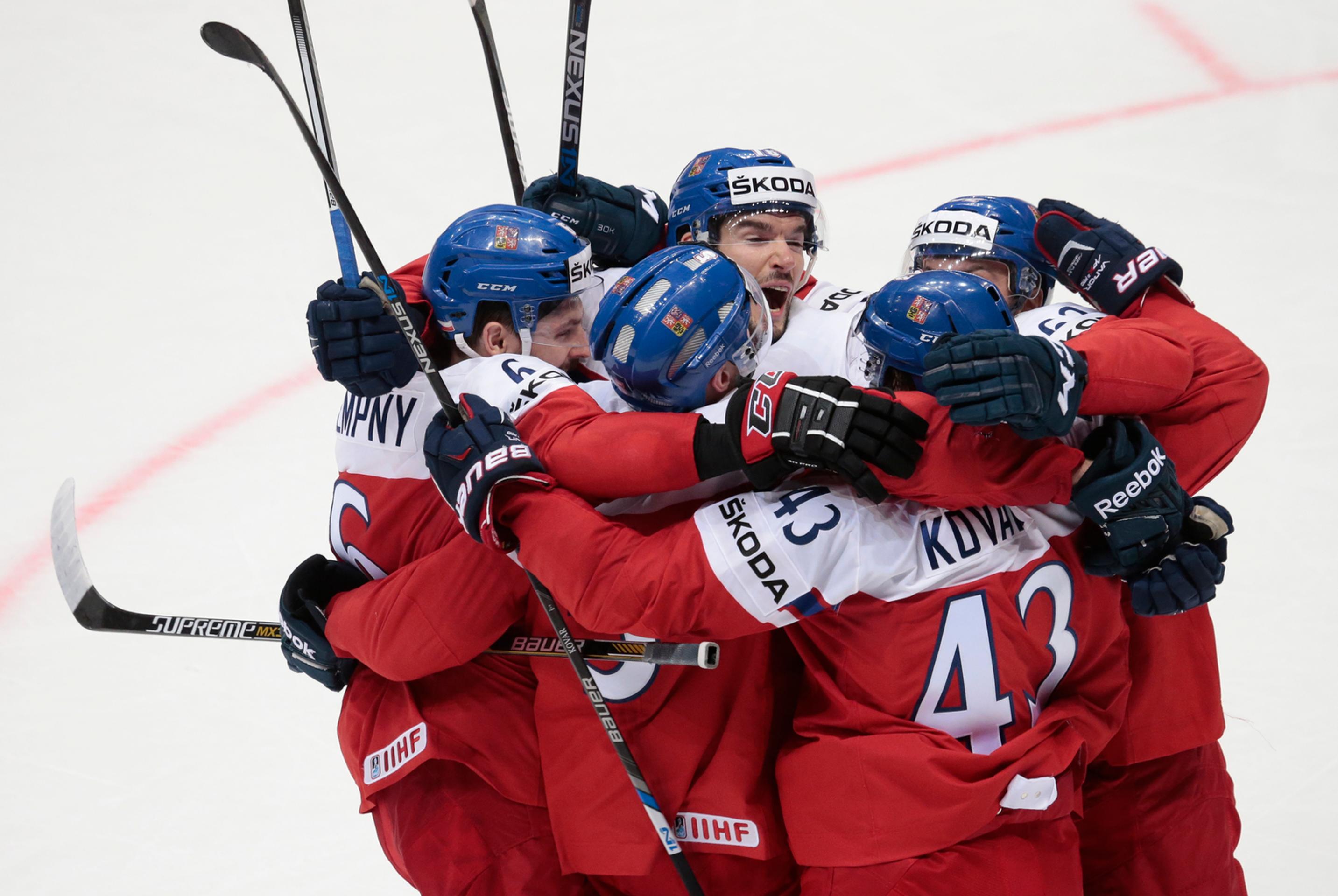 Radosť českých hráčov po vyrovnaní na 2:2 v dueli proti Švédsku počas MS v Rusku.