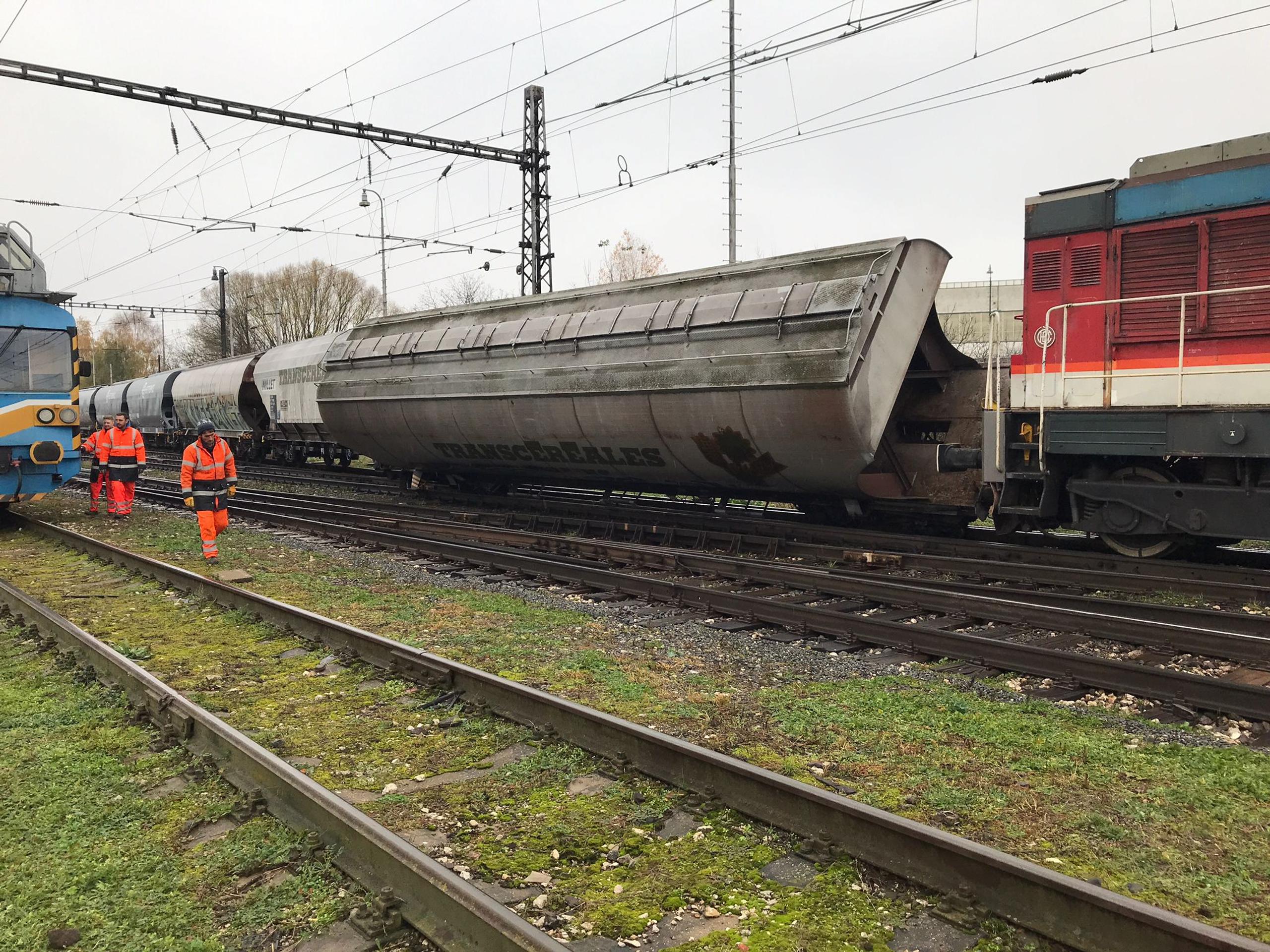 Vykoľajený nákladný vlak.