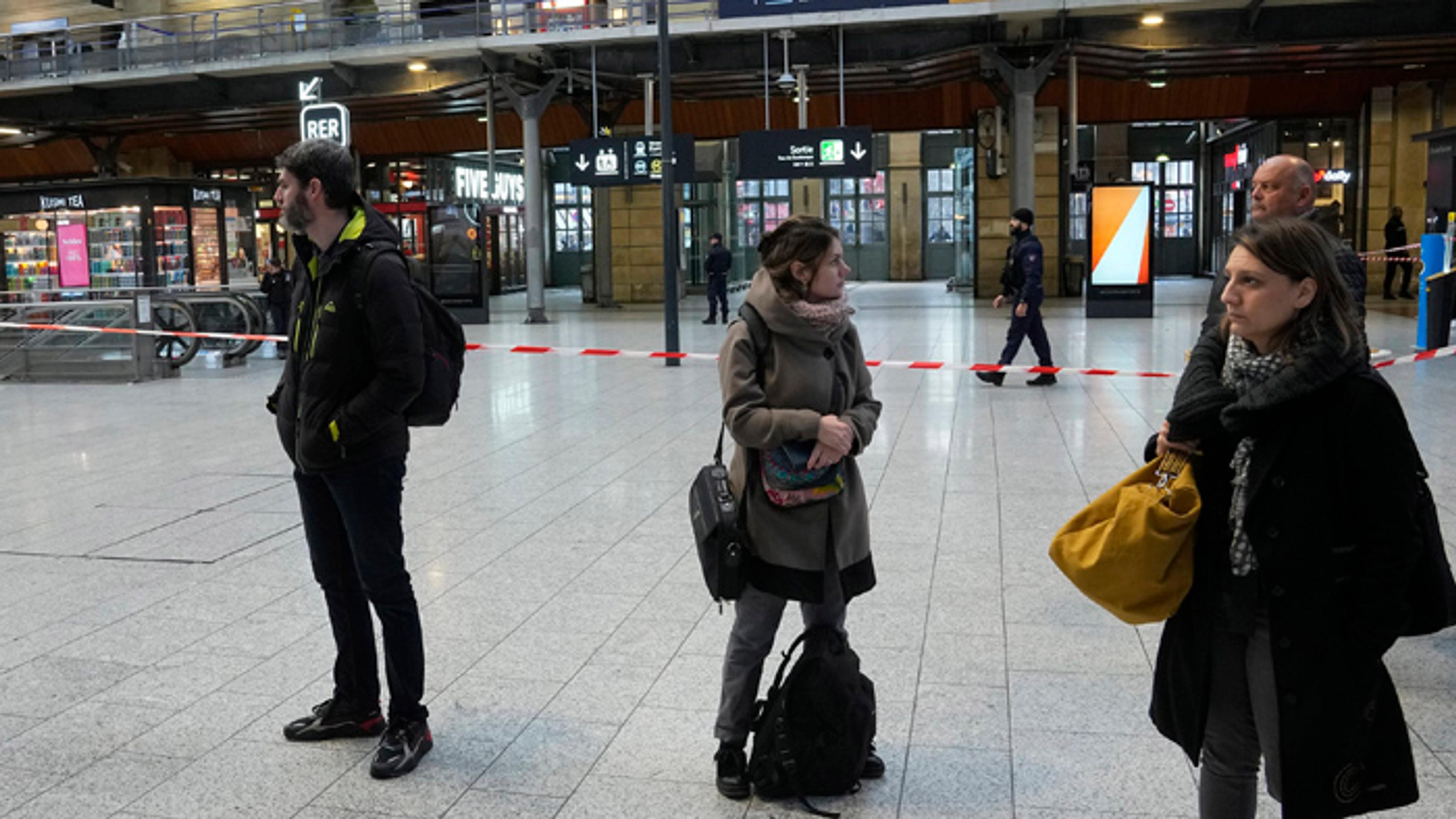 Na parížskej vlakovej stanici Gare du Nord útočník pobodal šešť ľudí.