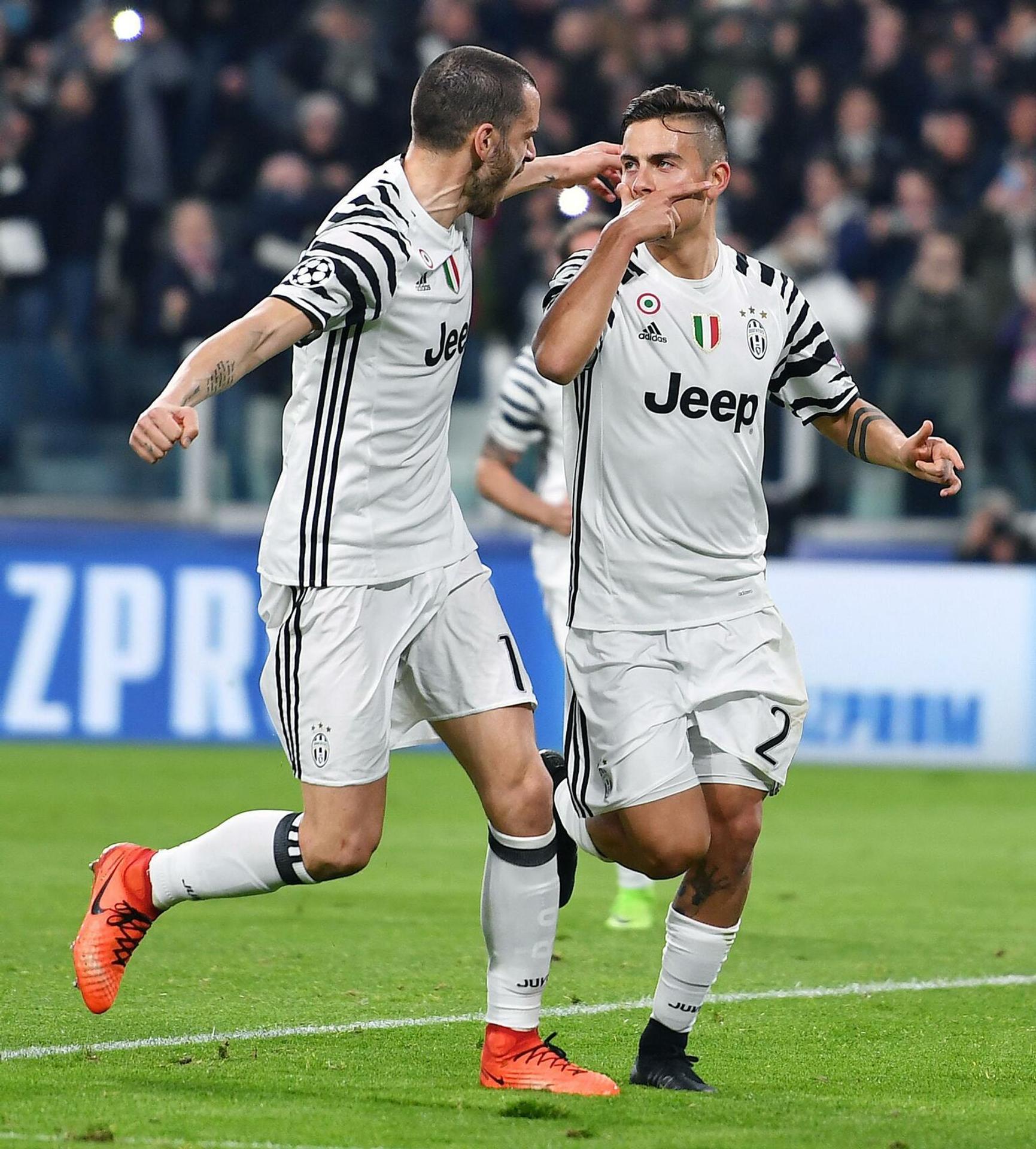 Paulo Dybala (vpravo) z Juventusu oslavuje svoj gól v odvete osemfinále LM proti Portu s Leonardom Bonuccim.