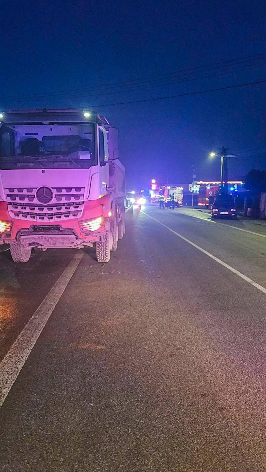 Zrážka osobného a nákladného auta.