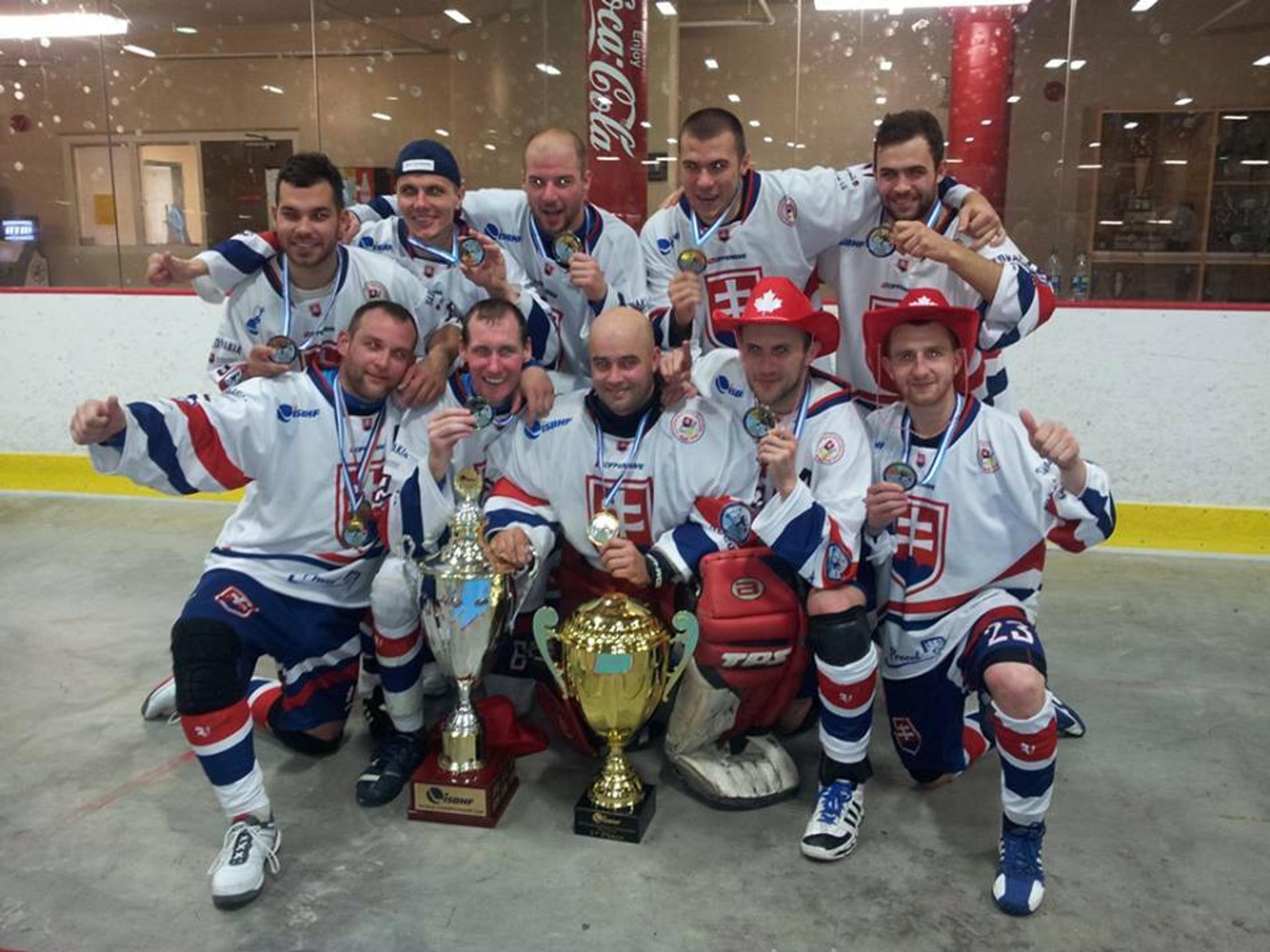 Slovenskí hokejbalisti oslavujú titul majstra sveta v Kanade v roku 2013