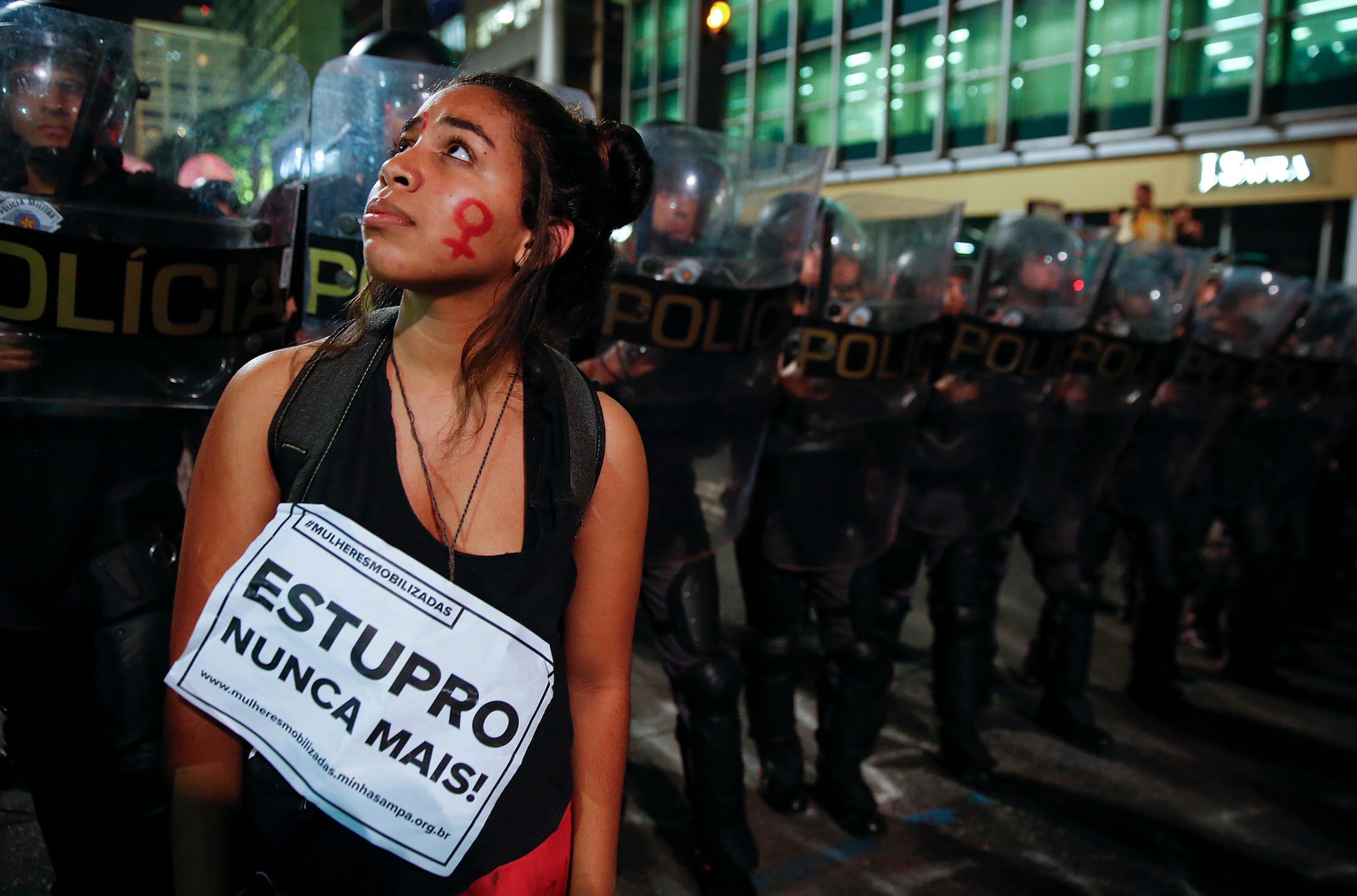 Tínedžerku znásilnilo viac ako 30 mužov. Tisícky žien preto vyšli do ulíc