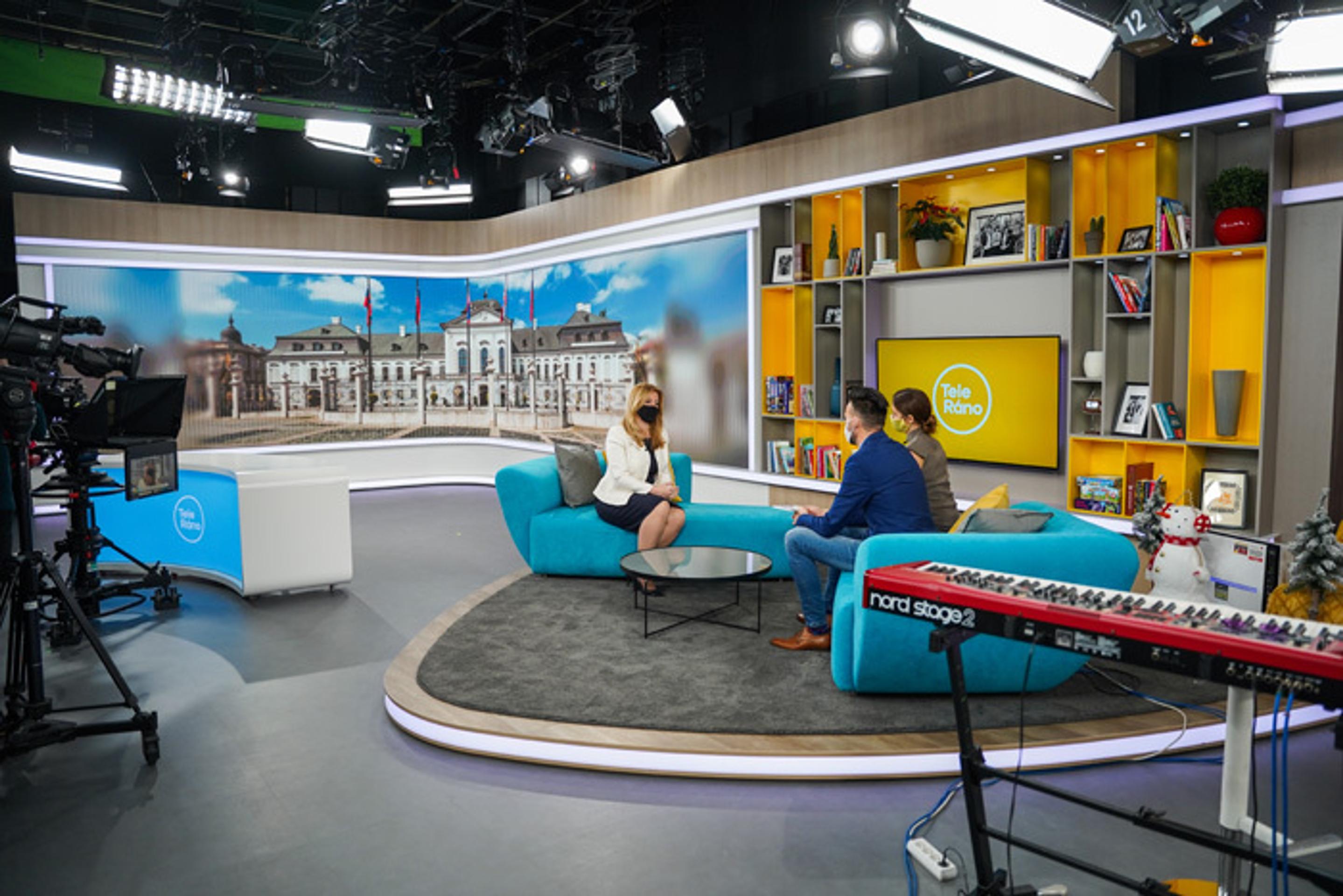 Prezidentka Zuzana Čaputová v Teleráne s moderátormi Romanom Juraškom a Lenku Šóošovou.