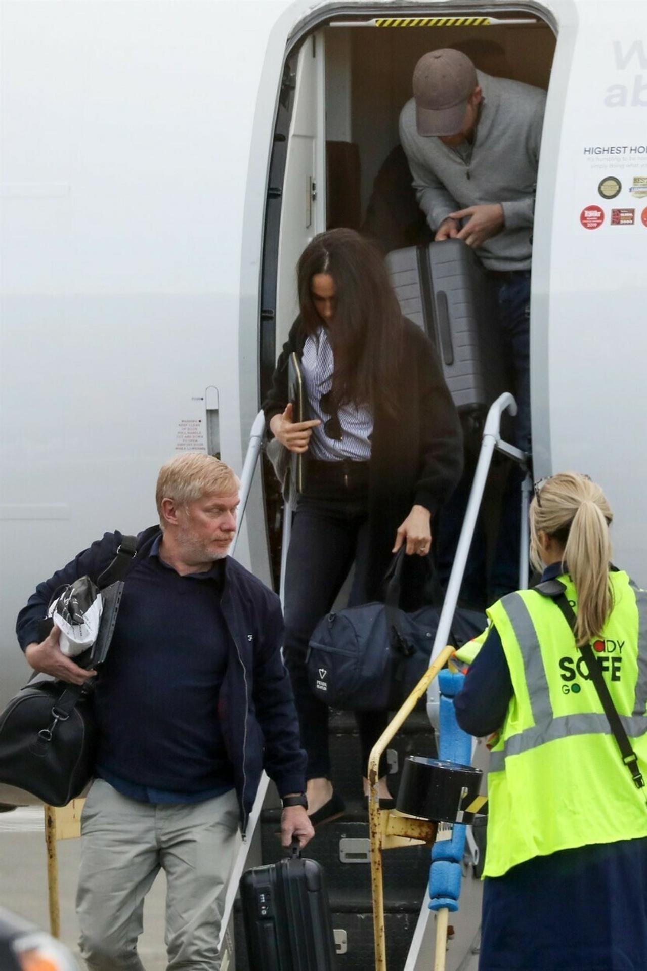 Meghan a Harry už cestujú ako bežní smrteľníci.