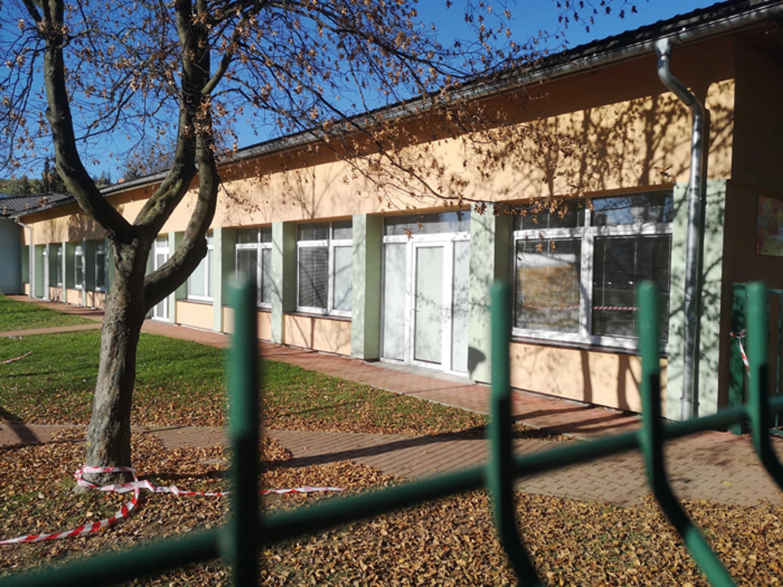 Plot, ktorý preliezol zlodej a vykradol odberné miesto v tvrdošínskej MŠ.