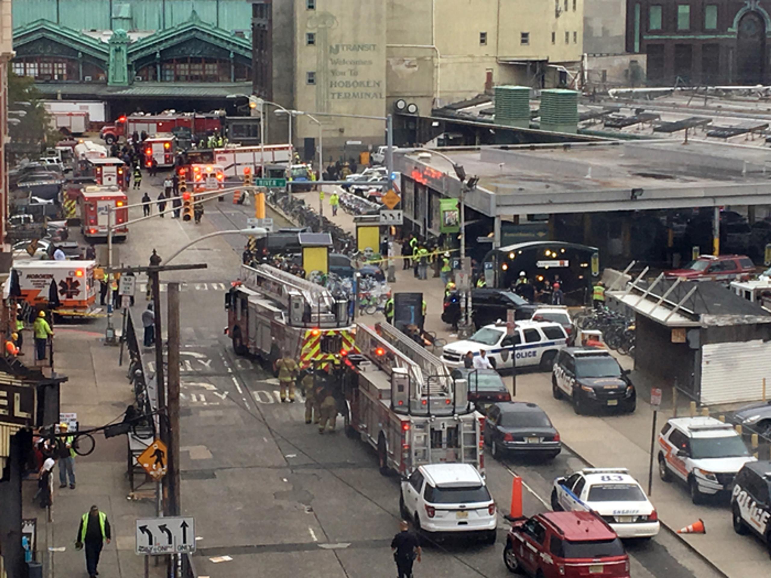 Pohľad na stanicu vlaku Hoboken, kde sa vykoľajil vlak spájajúci New York s New Jersey.