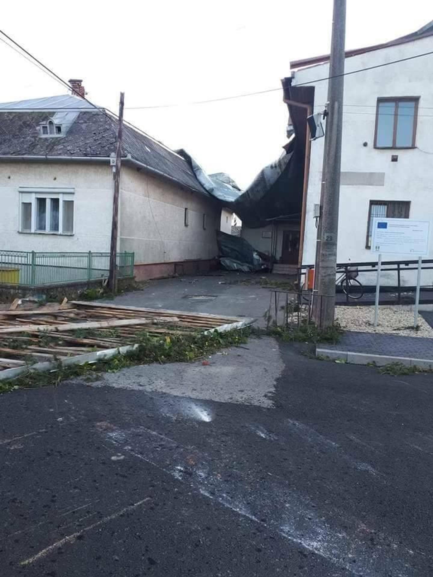 Spadnutá strecha po smršti z pošty a kultúrneho domu v obci Lekárovce.