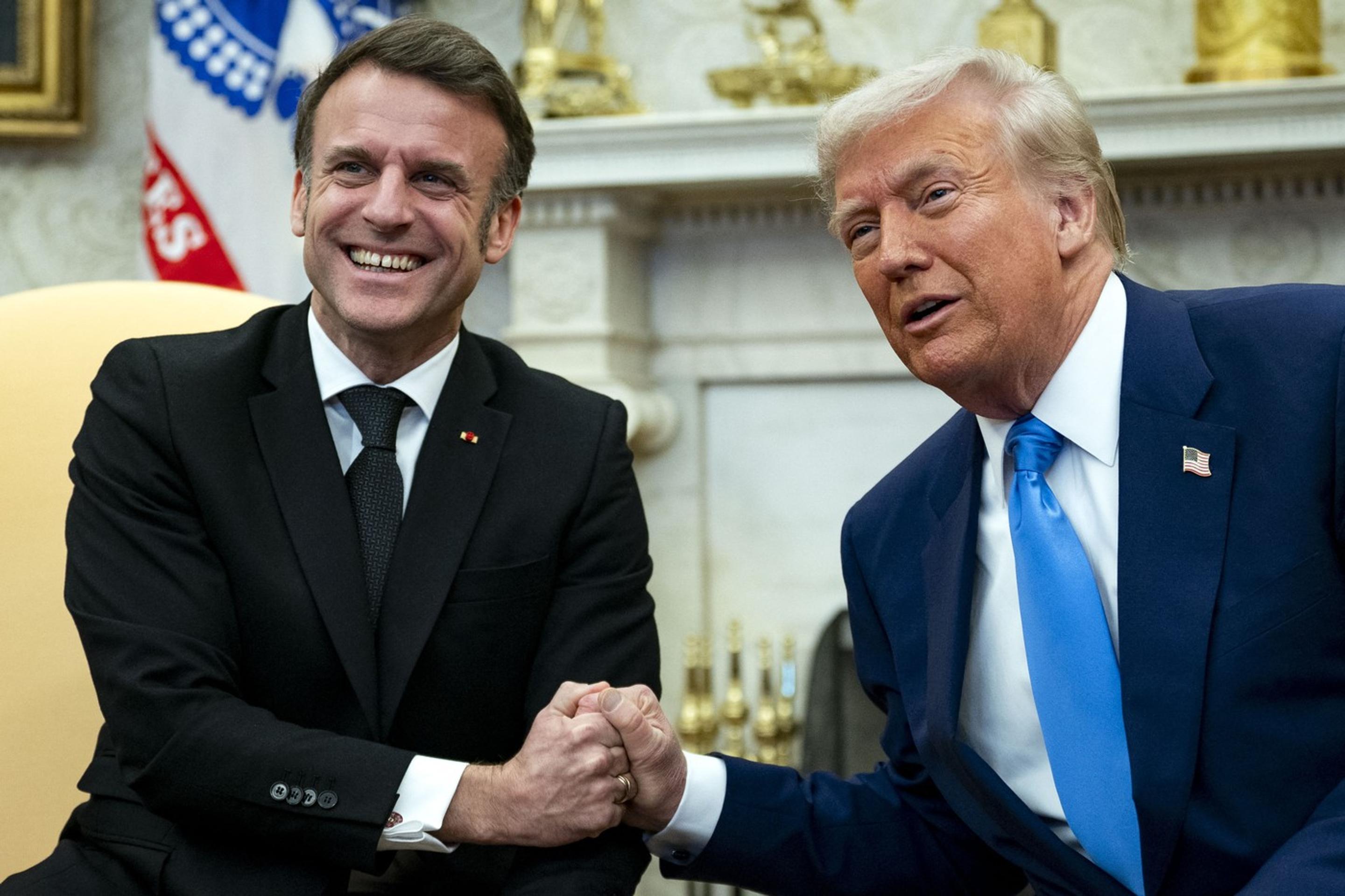 Emmanuel Macron si podáva ruku s Donaldom Trumpom počas ich stretnutia v Bielom dome.